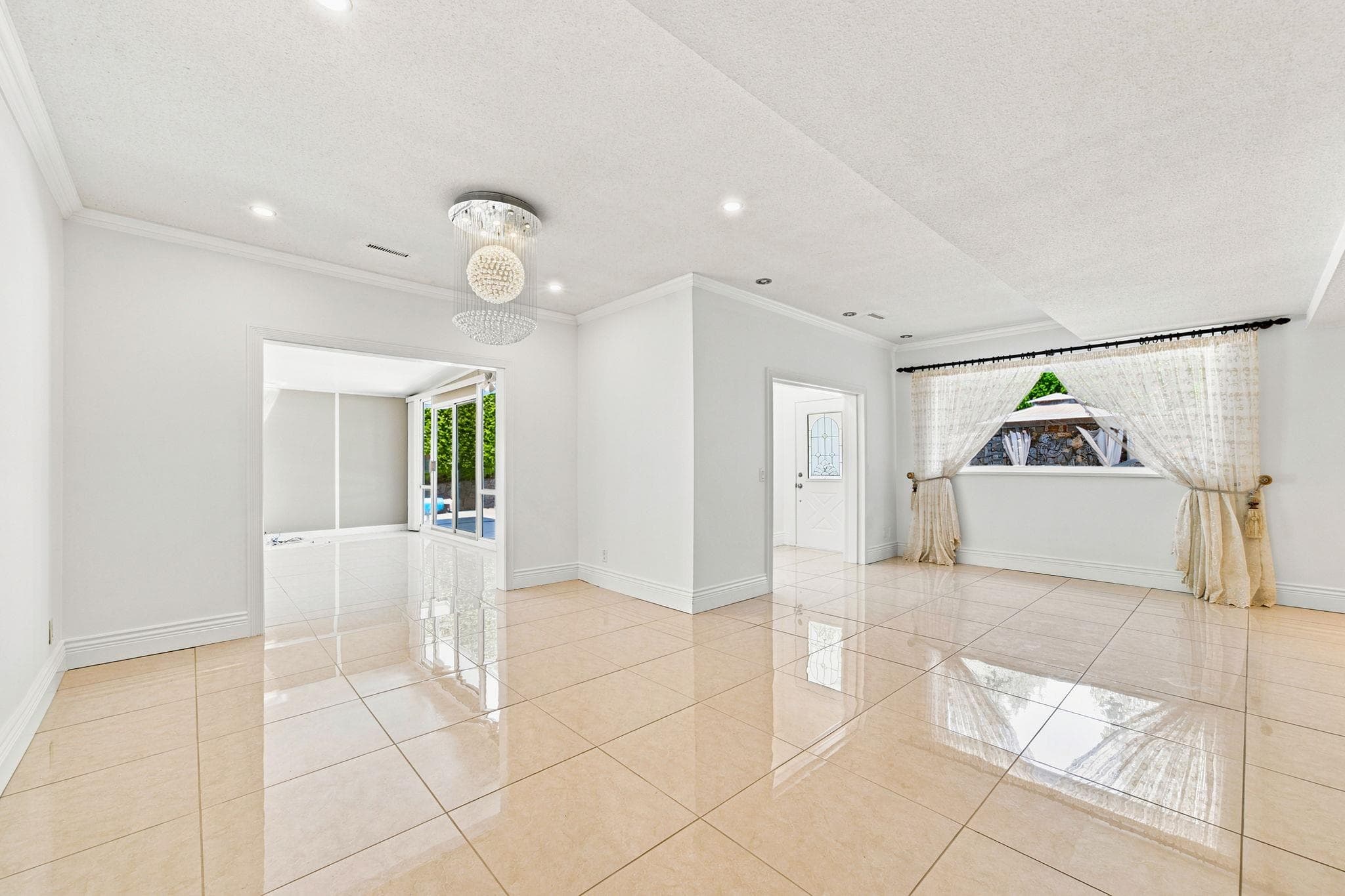 B - 5553 Nancy Greene Way, North Vancouver, V7R 4R6 — photo 4