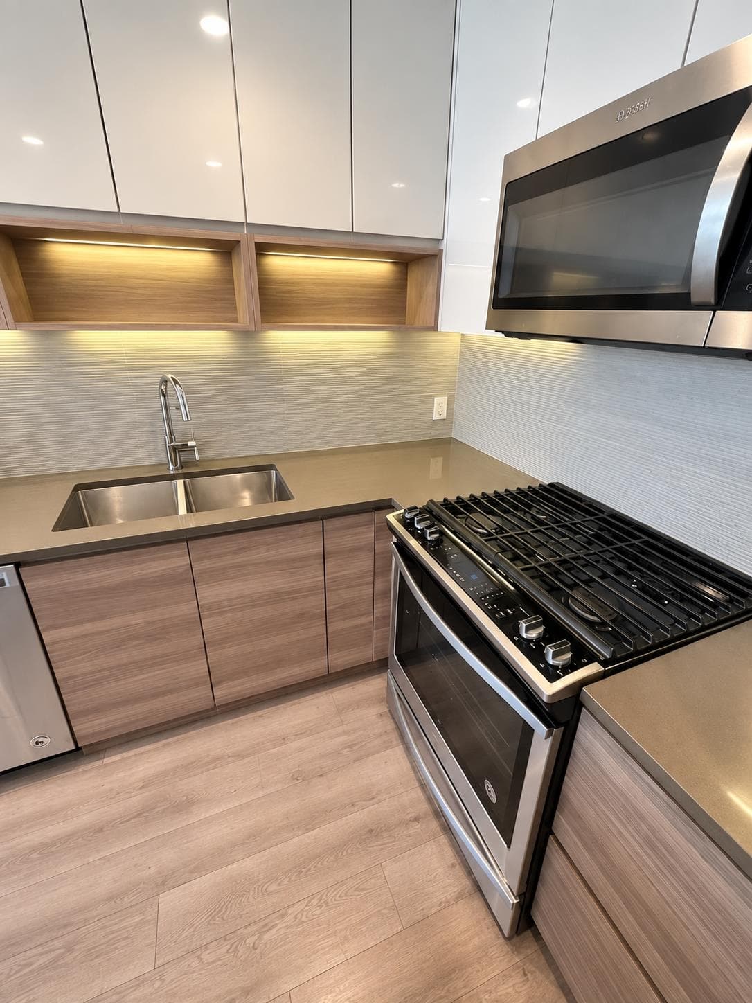 614 - 8855 University Crescent, Burnaby, V5A 0C8 — photo 3