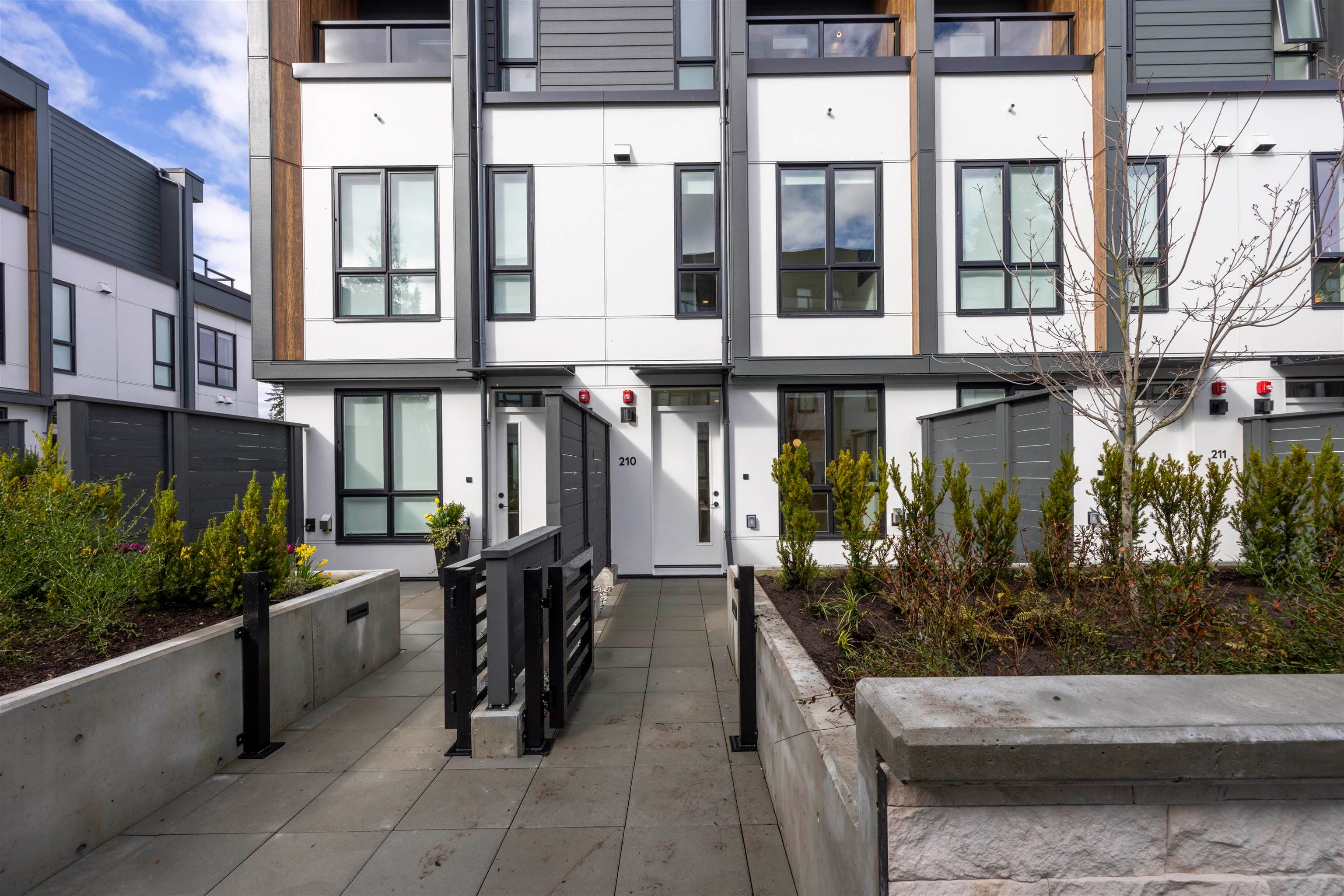 210 - 715 Ducklow Street, Coquitlam, V3J 4C9 — photo 1