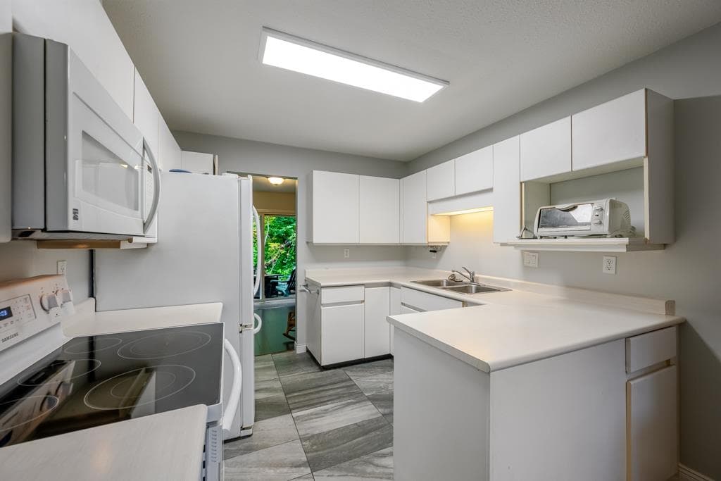 112 - 10250 155a Street, Surrey, V3R 4K5 — photo 2