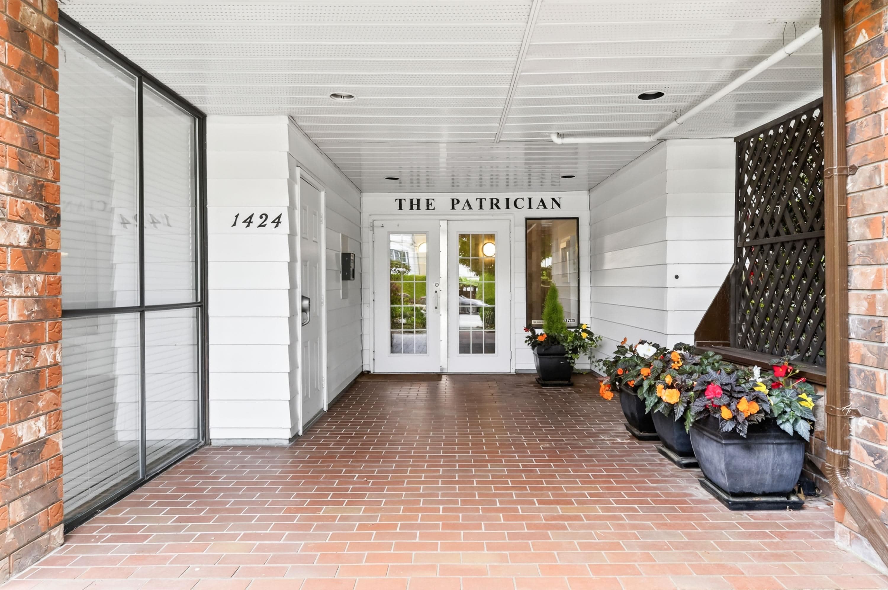 102 - 1424 Martin Street, White Rock, V4B 3W7 — photo 1