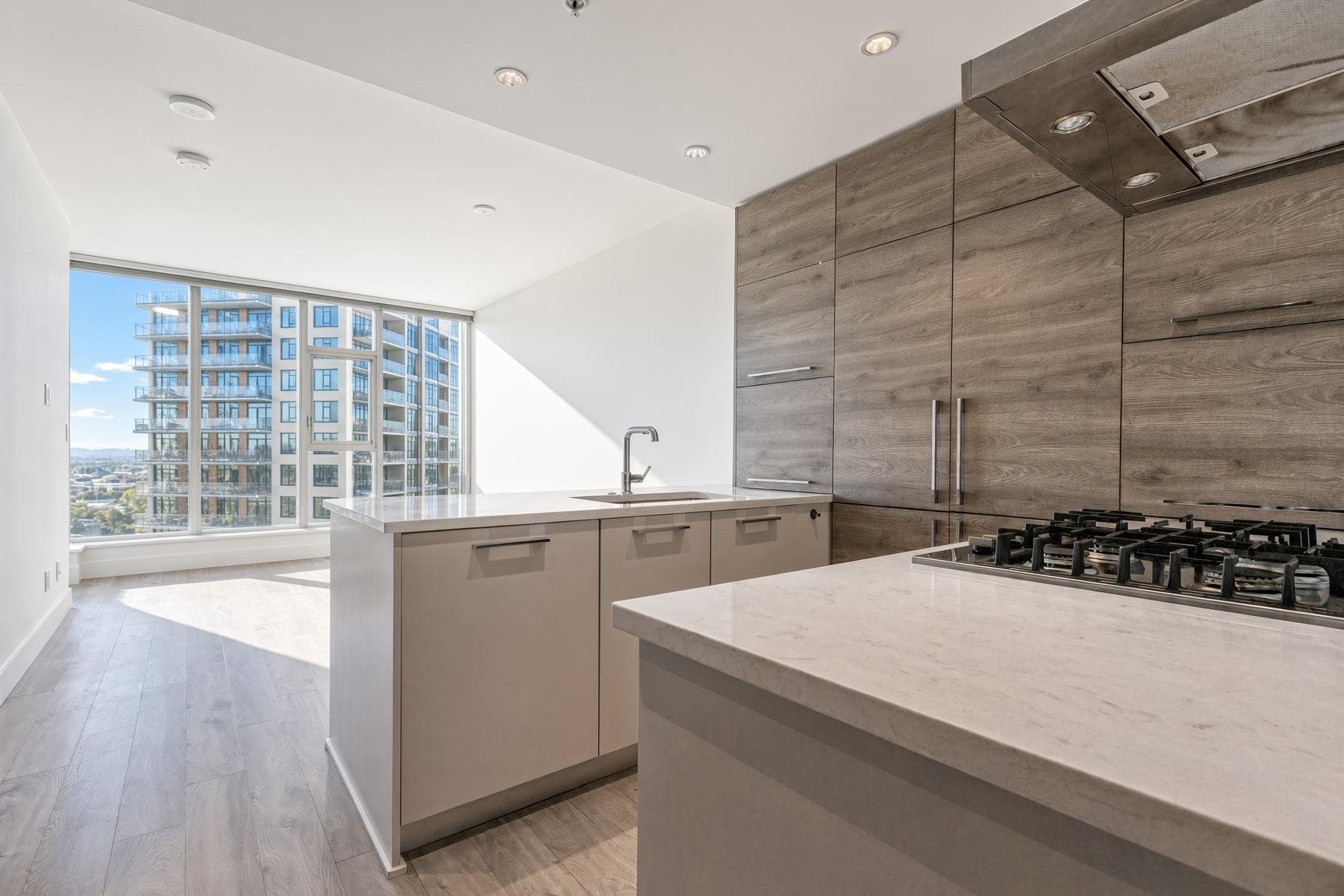 1403 - 7388 Kingsway, Burnaby, V3N 0G9 — photo 2
