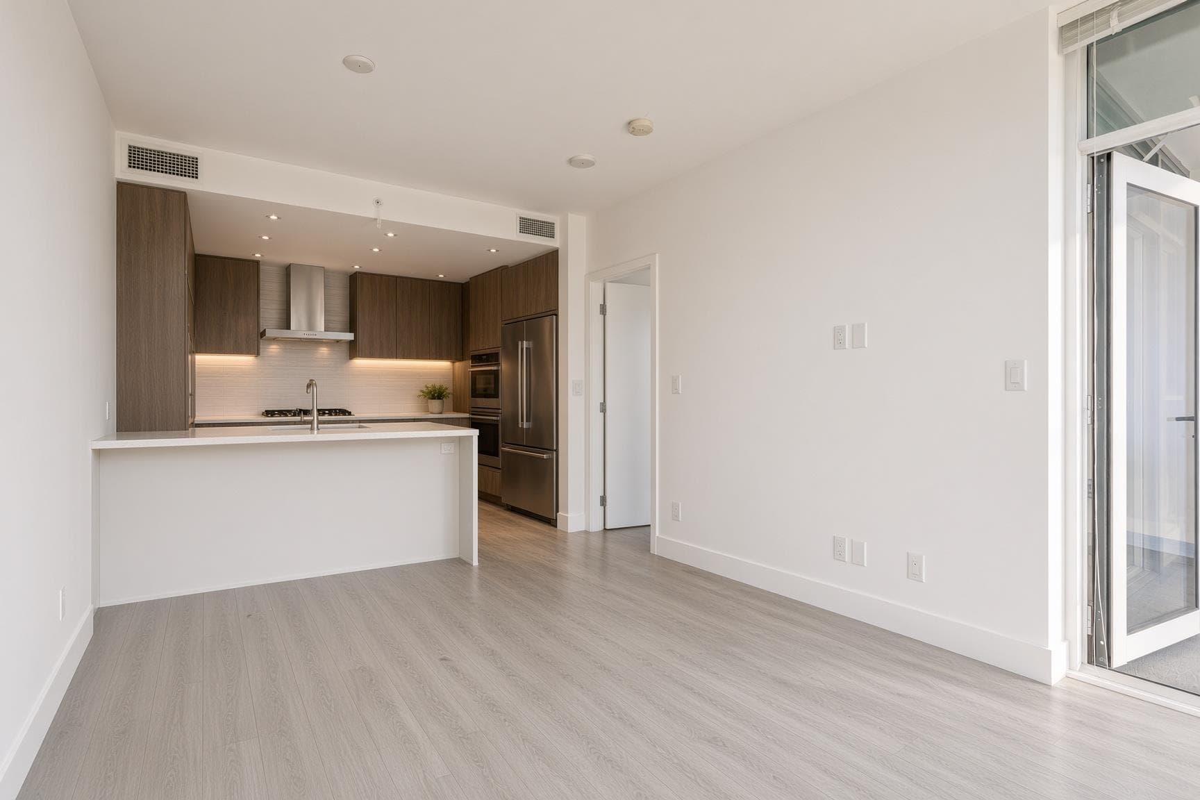 1403 - 7388 Kingsway, Burnaby, V3N 0G9 — photo 3