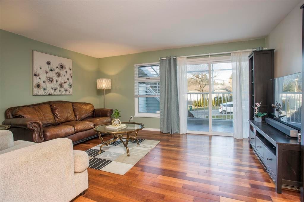 Upper - 9890 Lyndhurst Street, Burnaby, V3J 1G1 — photo 2