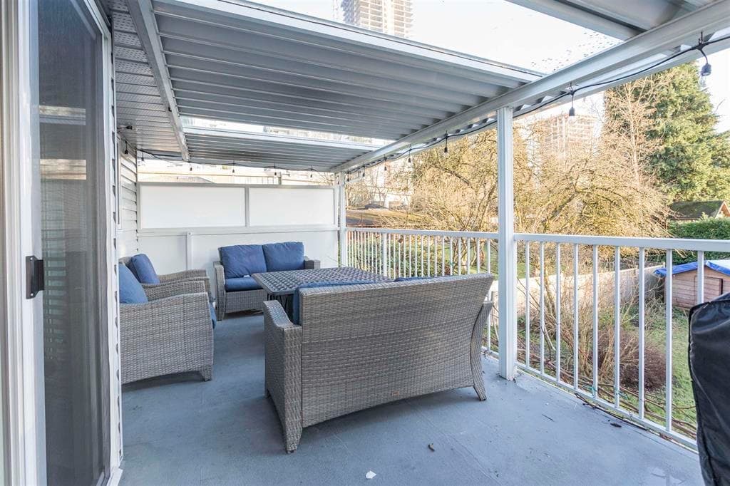 Upper - 9890 Lyndhurst Street, Burnaby