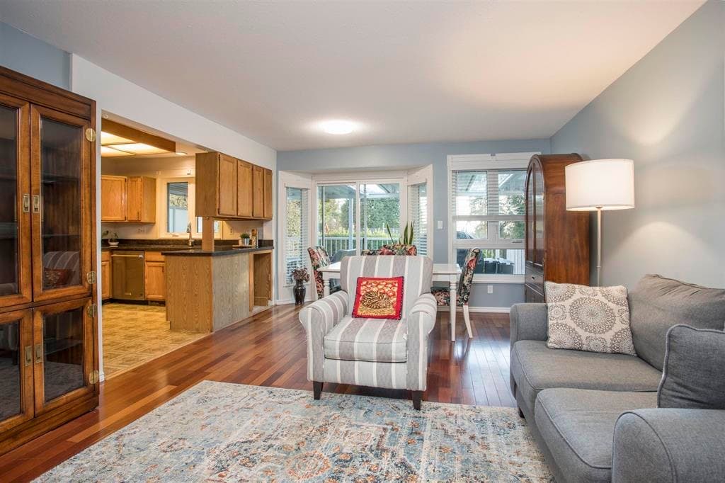 Upper - 9890 Lyndhurst Street, Burnaby, V3J 1G1 — photo 4