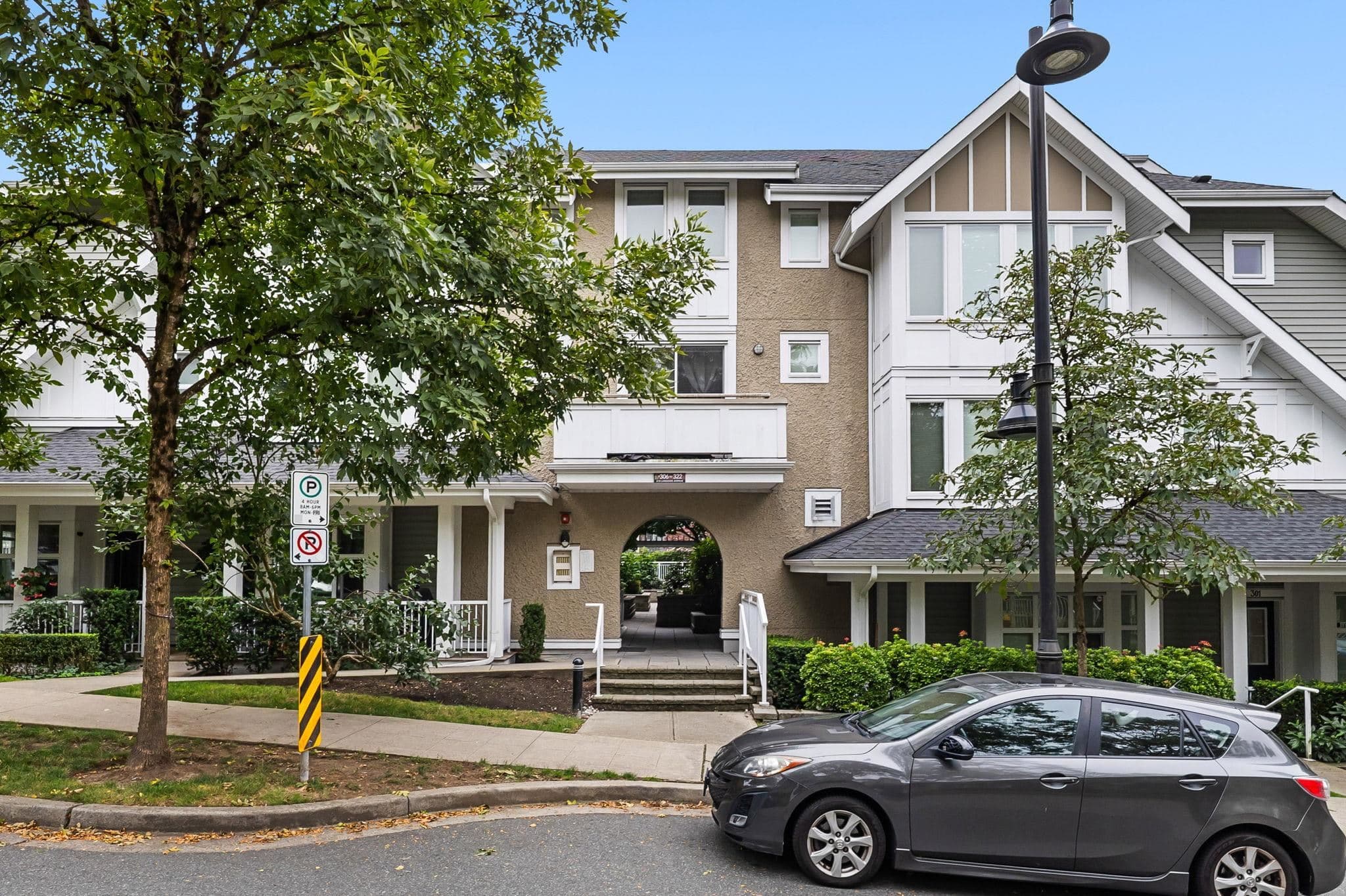302 - 618 Langside Avenue, Coquitlam, V3J 0B8 — photo 1