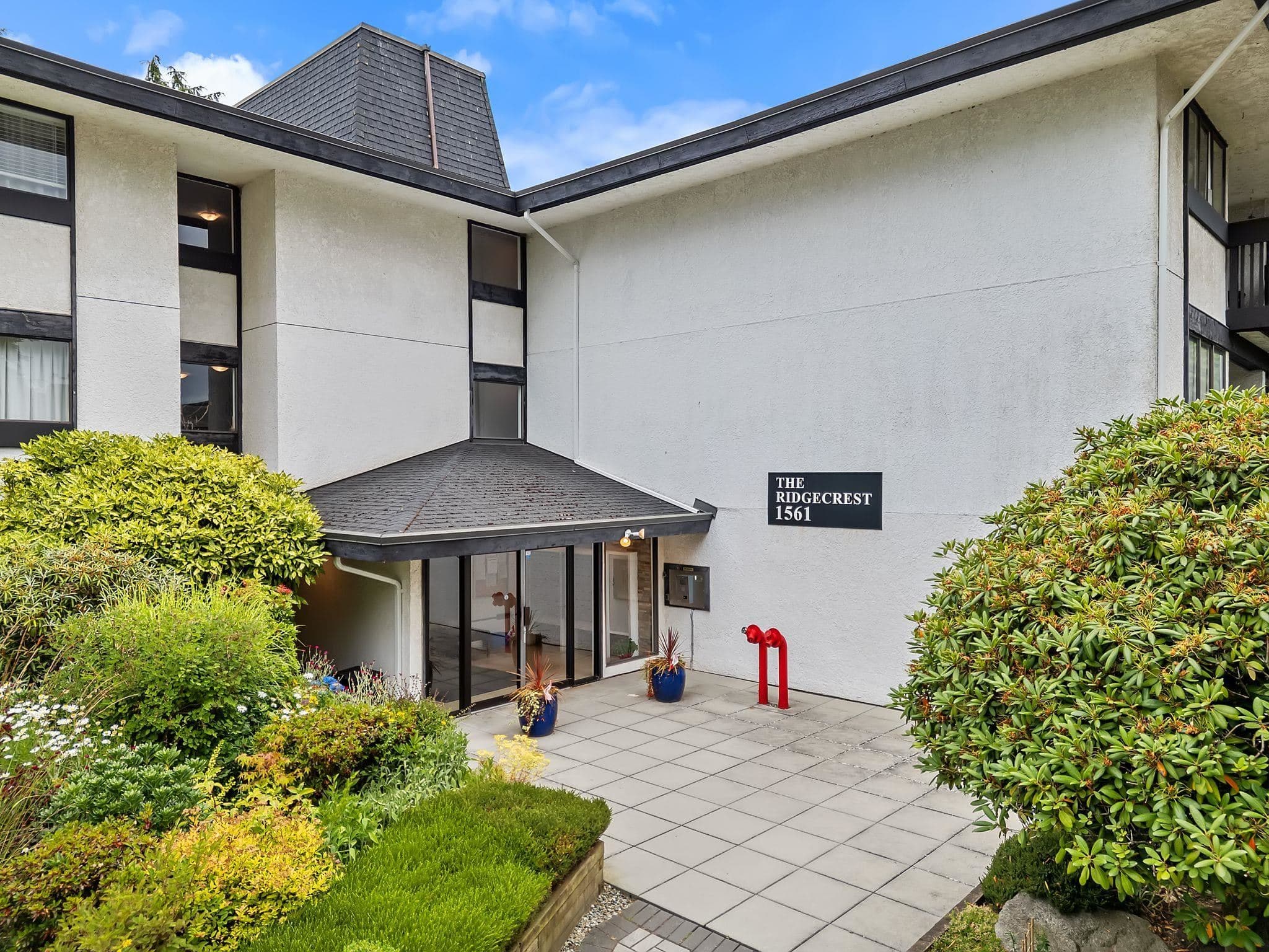 318 - 1561 Vidal Street, White Rock, V4B 5A7 — photo 1