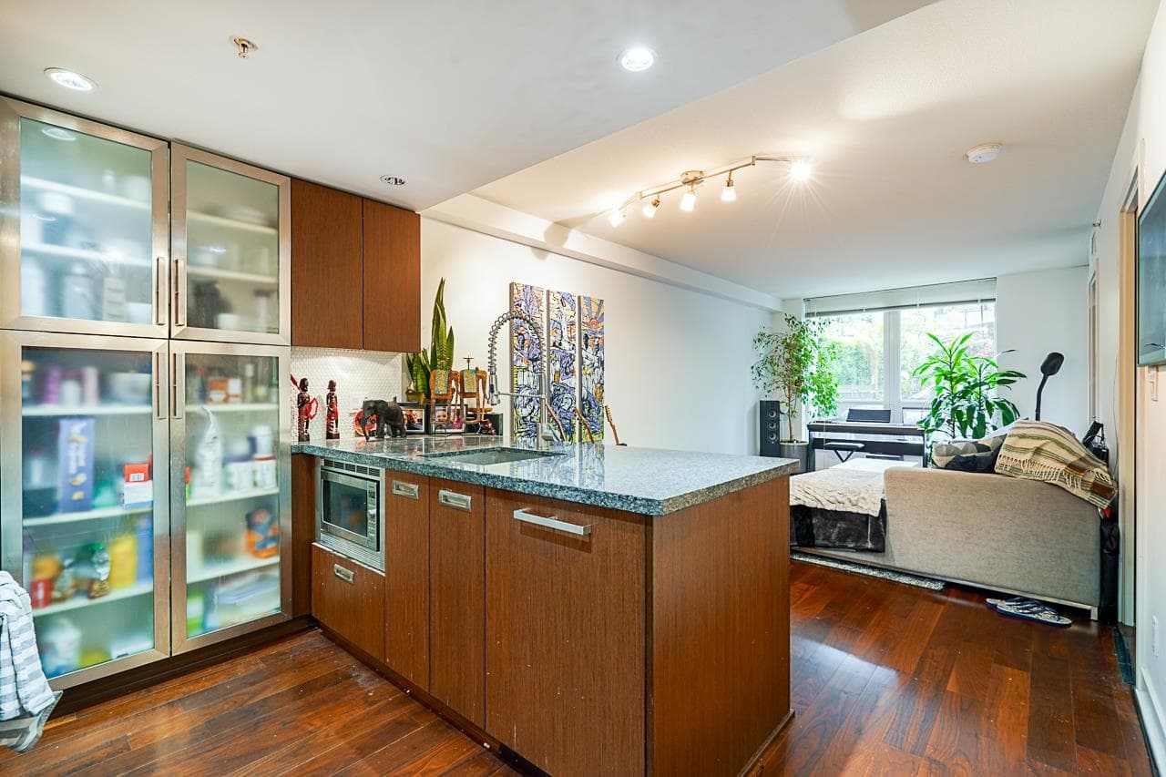 210 - 1055 Richards Street, Vancouver, V6B 0C2 — photo 2