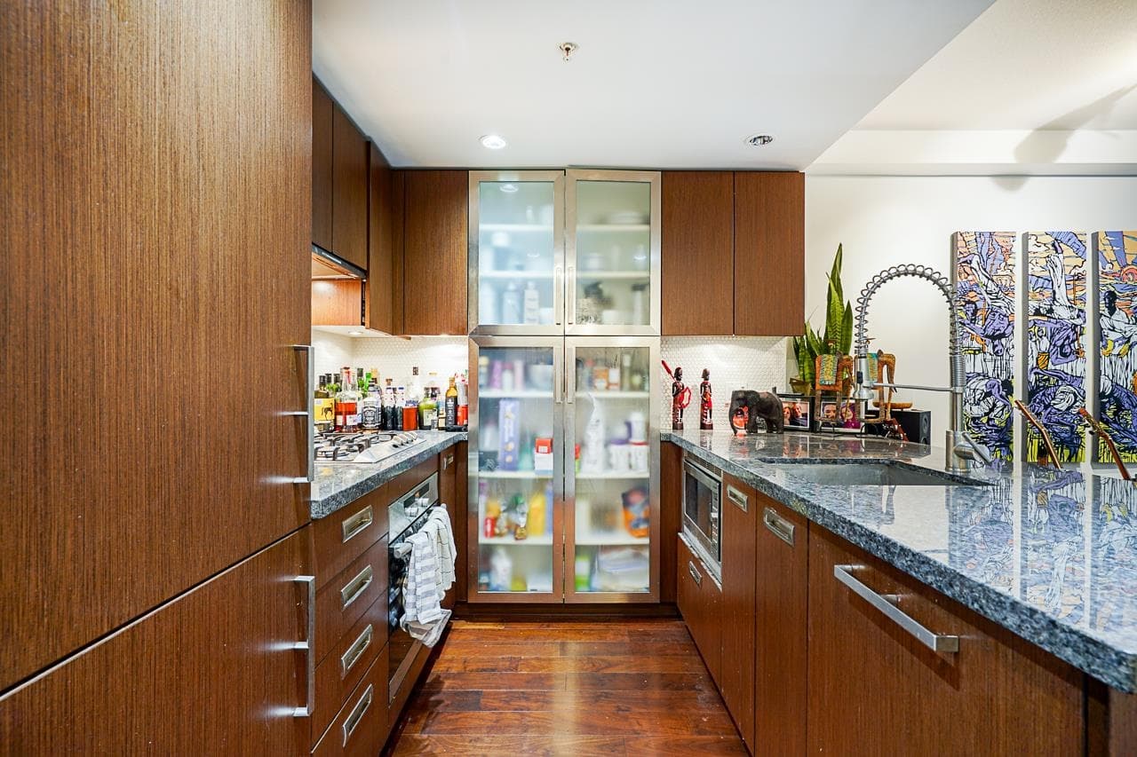 210 - 1055 Richards Street, Vancouver, V6B 0C2 — photo 3