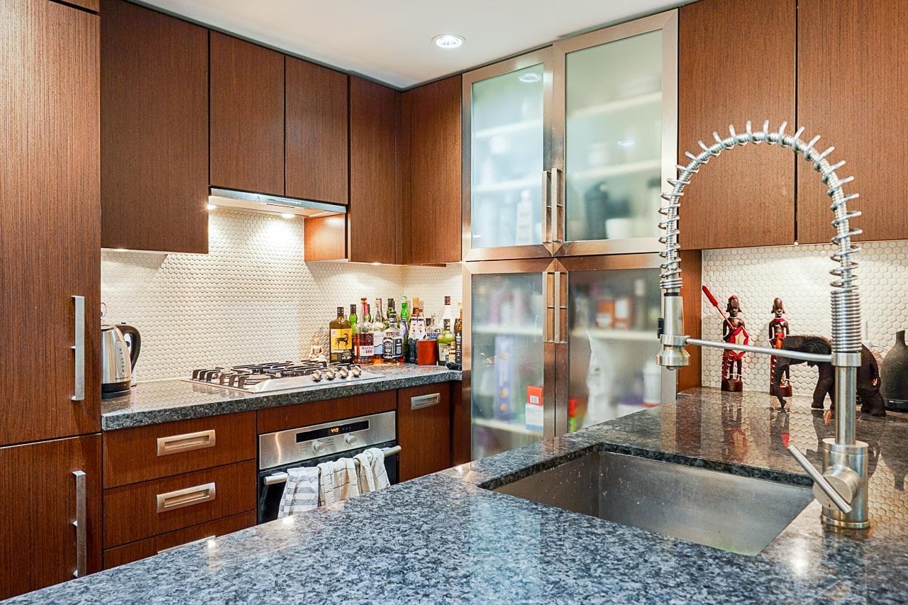 210 - 1055 Richards Street, Vancouver, V6B 0C2 — photo 5