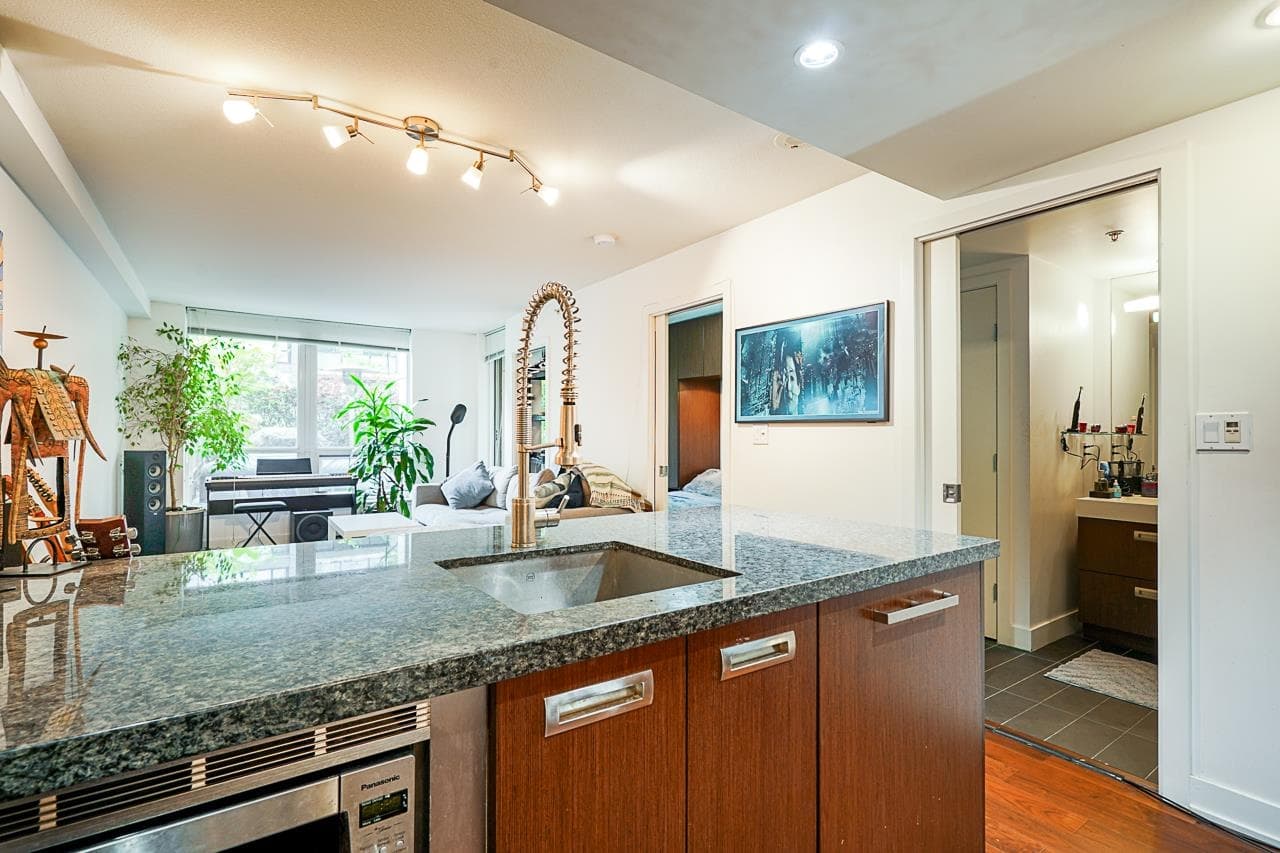 210 - 1055 Richards Street, Vancouver, V6B 0C2 — photo 4