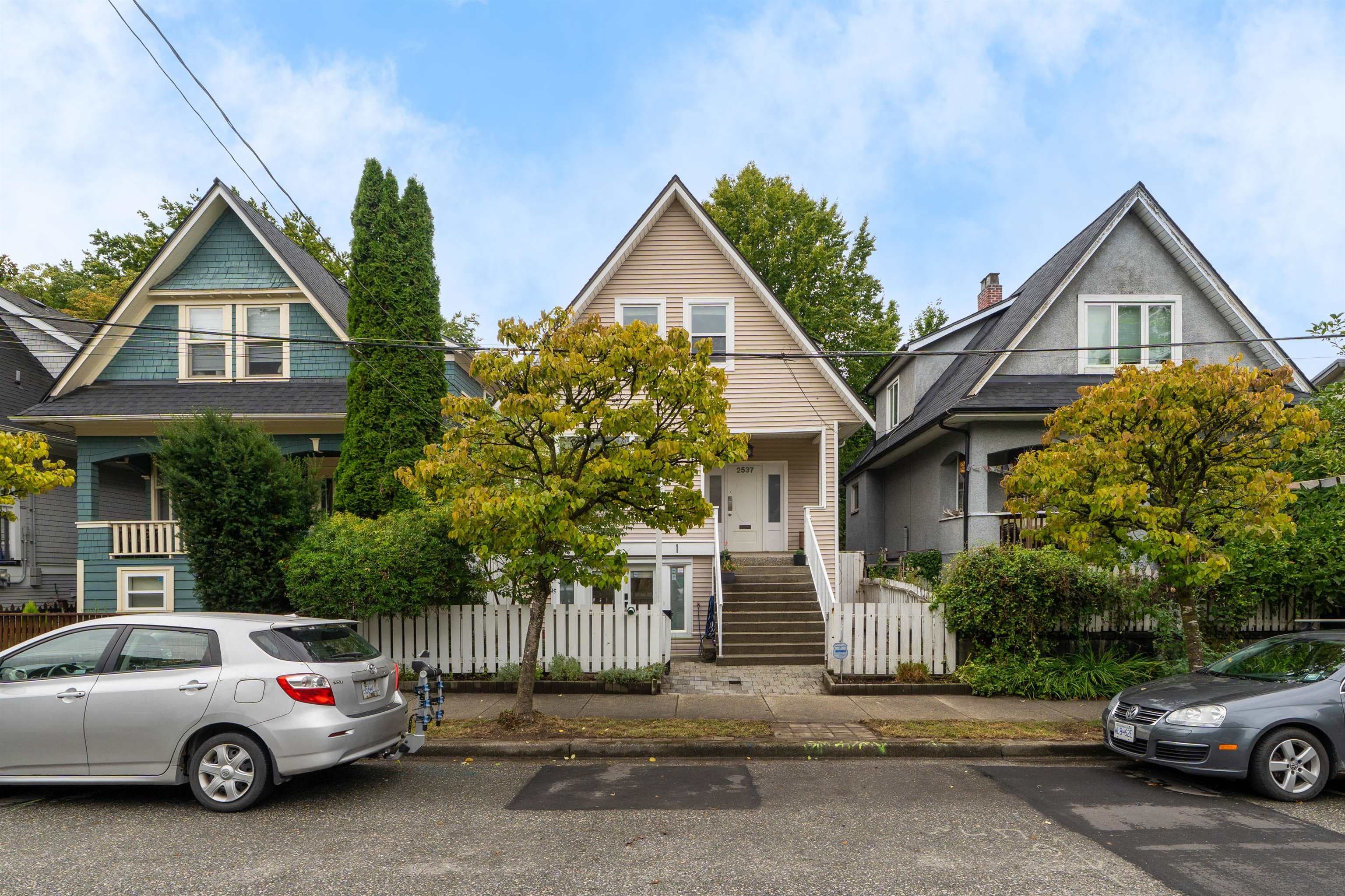 2537 Woodland Drive, Vancouver, V5N 3P4 — photo 2