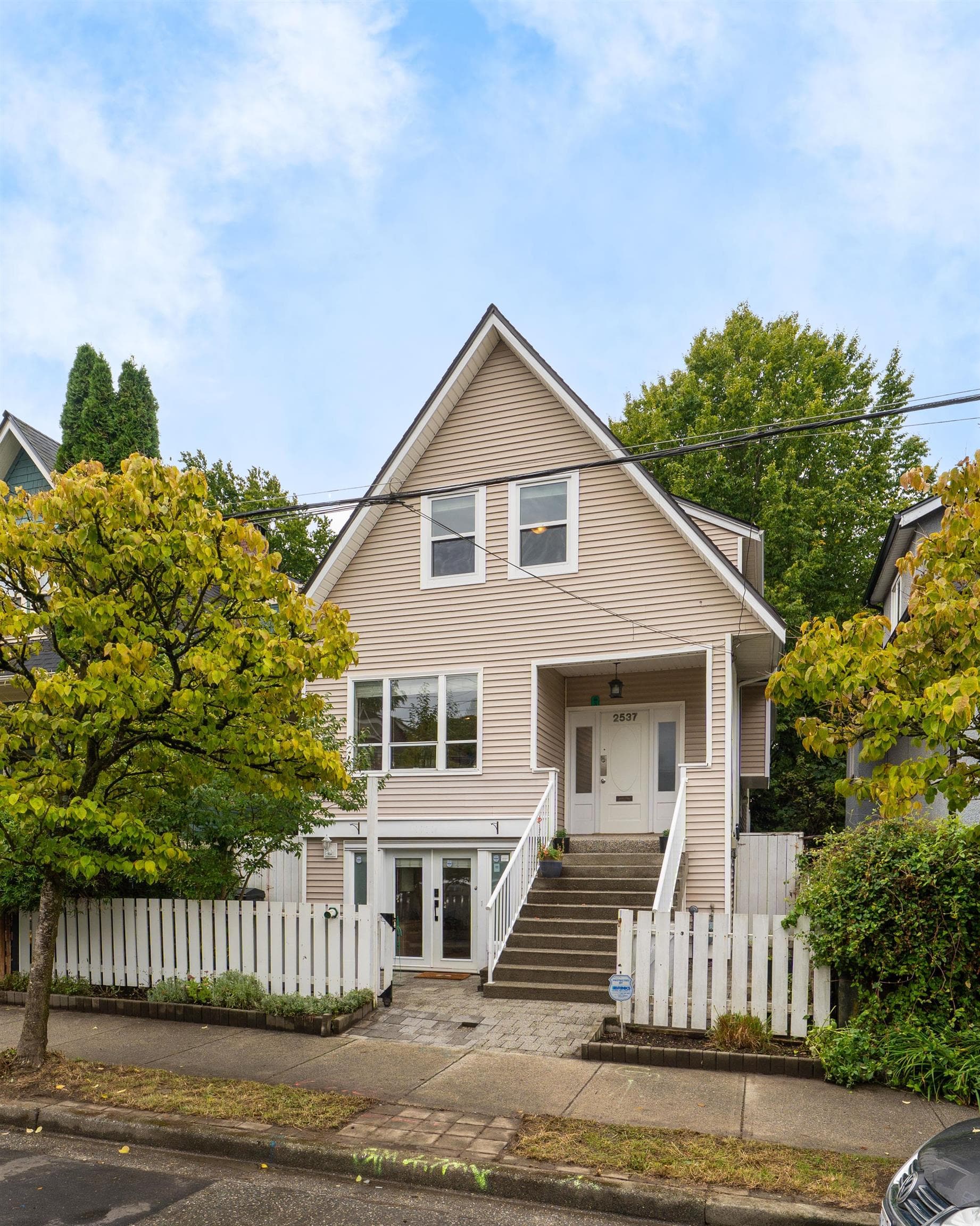 2537 Woodland Drive, Vancouver, V5N 3P4 — photo 1