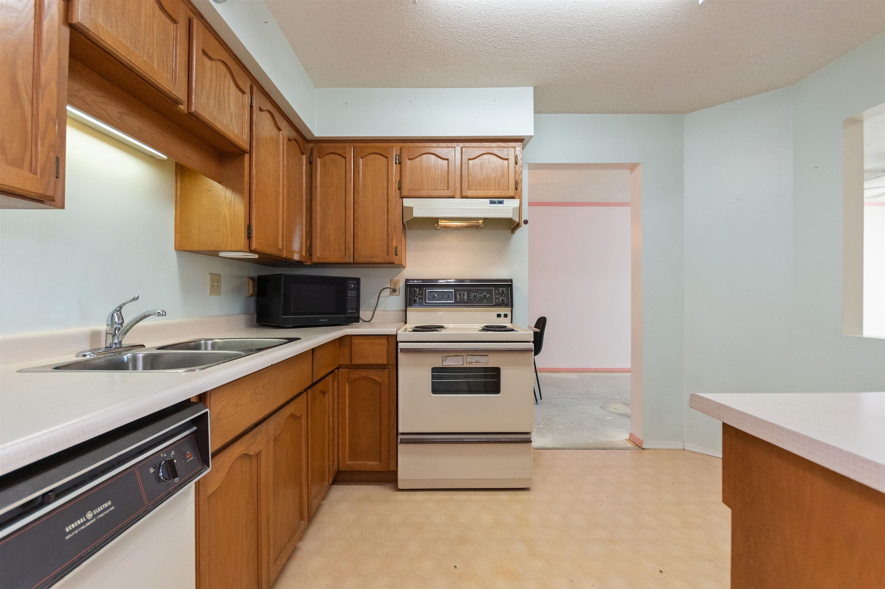 202 - 8725 Elm Drive, Chilliwack, V2P 4Y3 — photo 2