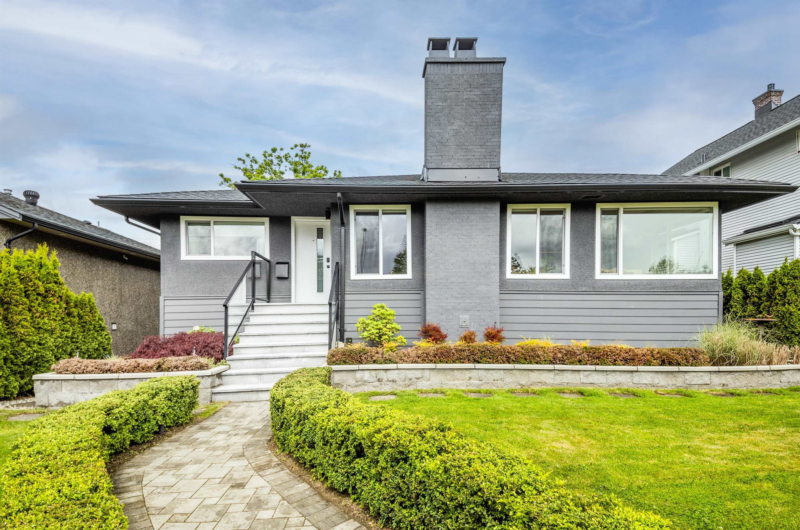 8647 10th Avenue, Burnaby, V3N 2S9 — photo 1