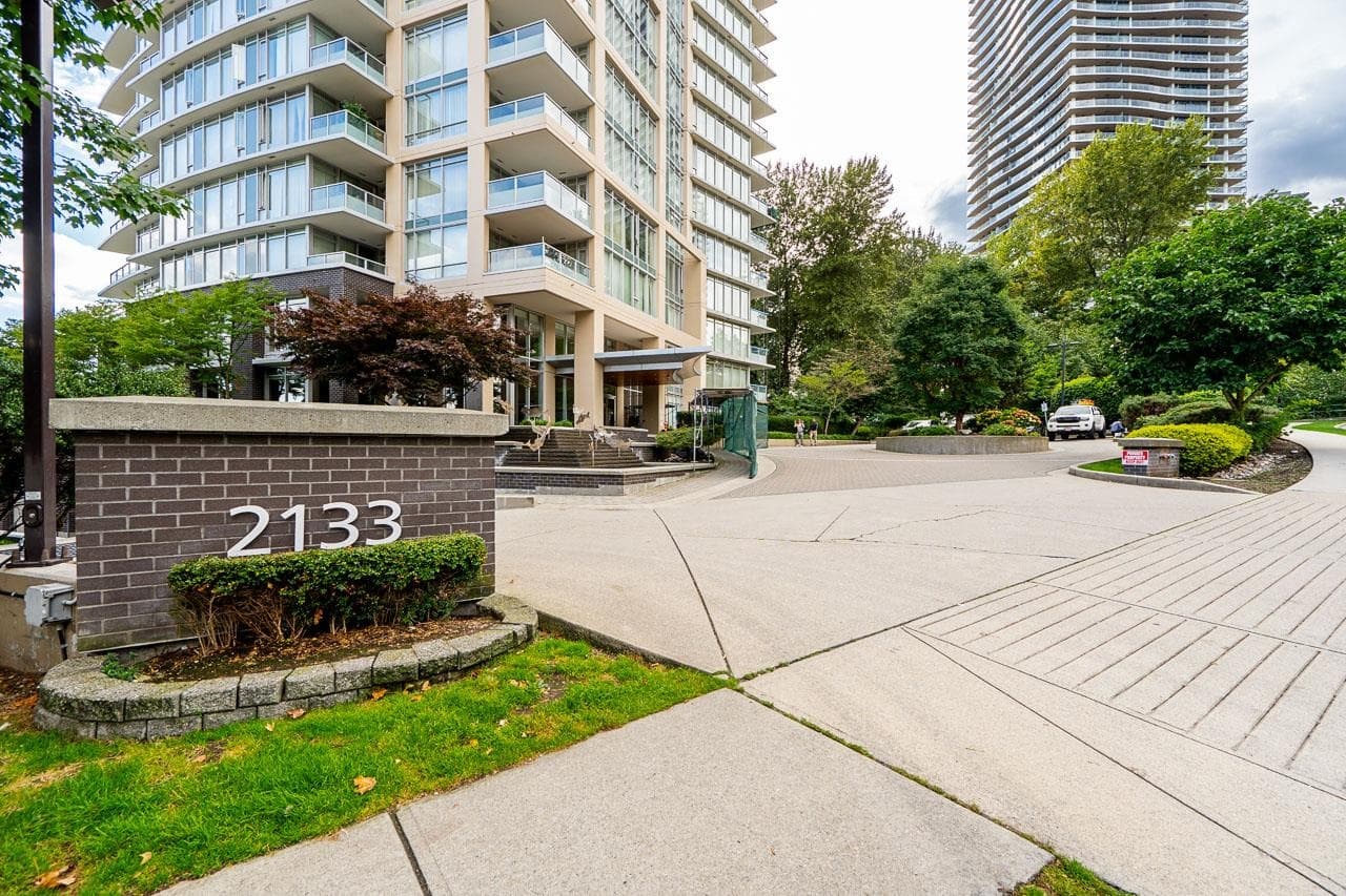 201 - 2133 Douglas Road, Burnaby, V5C 0E9 — photo 2