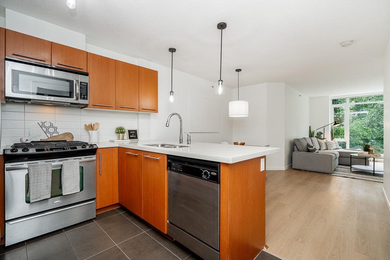 201 - 2133 Douglas Road, Burnaby, V5C 0E9 — photo 4