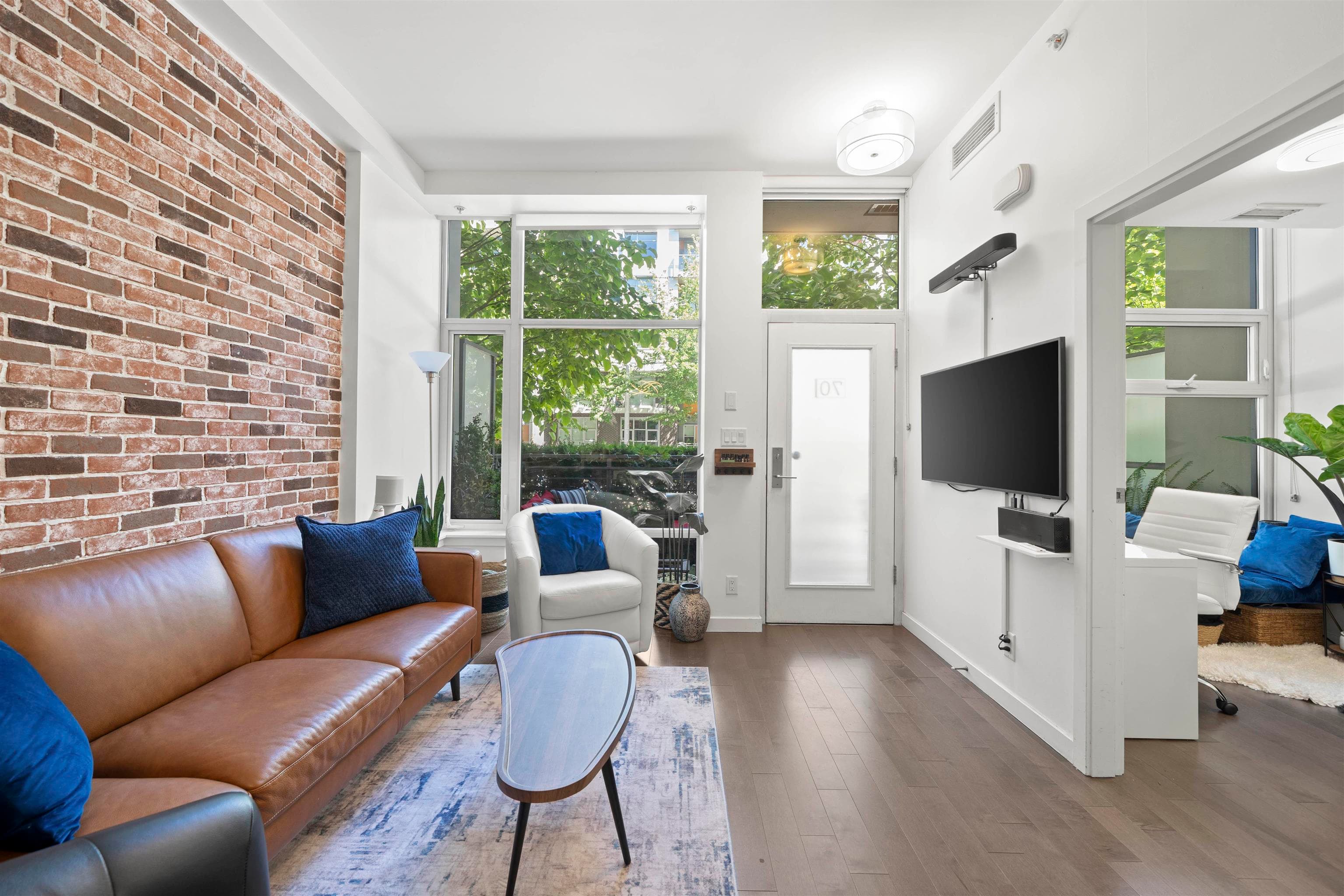 70 W 1st Avenue, Vancouver, V5Y 0K4 — photo 1