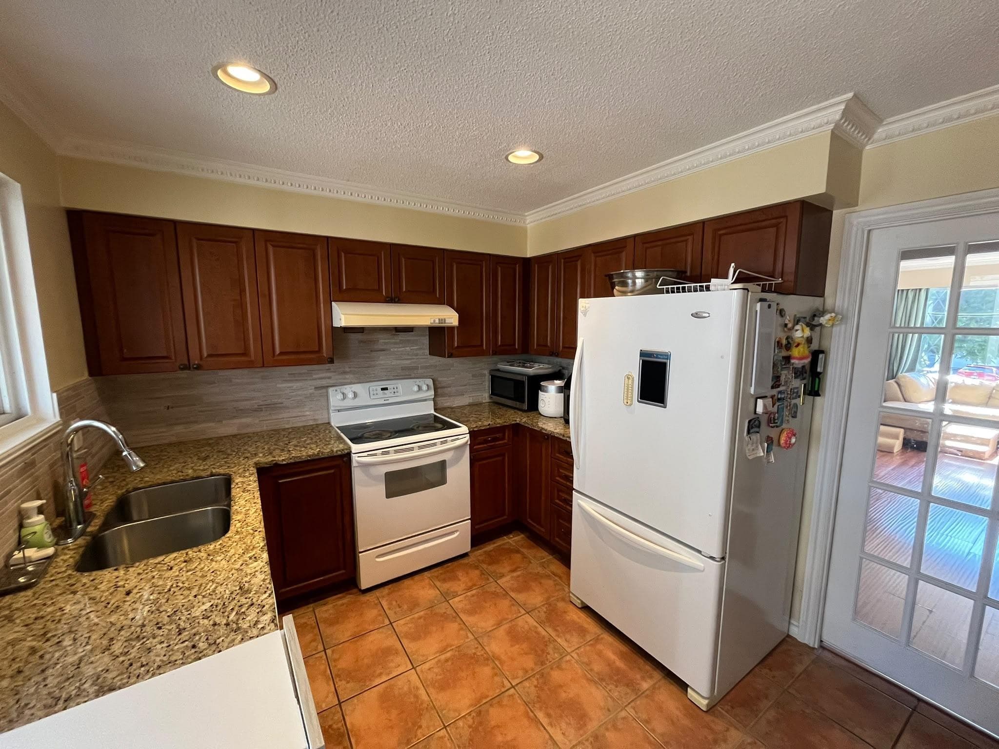 1975 1975 Wiltshire Avenue, Coquitlam, V3K 1L8 — photo 3