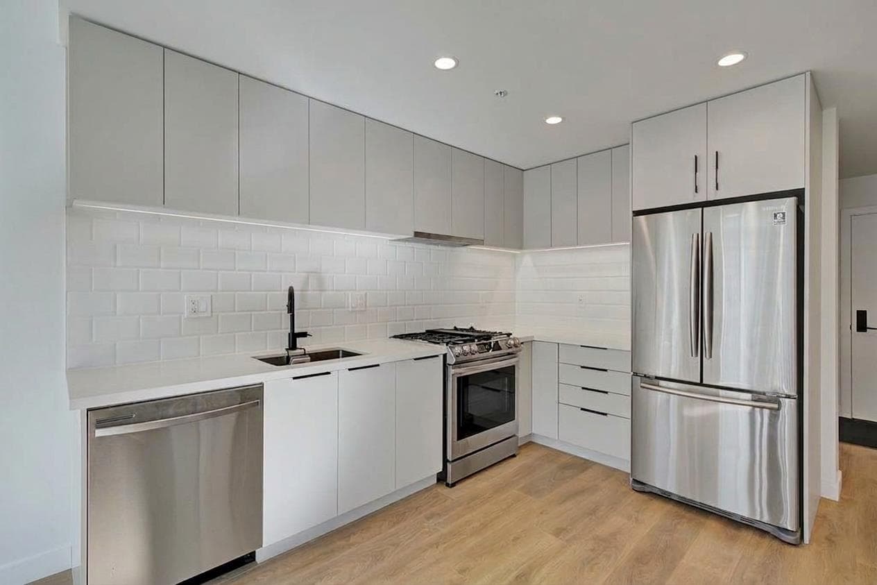 410 - 3018 St Goerge Street, Port Moody, V3H 2H7 — photo 4