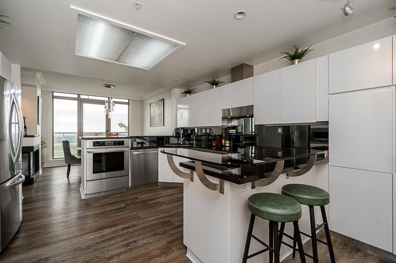 2304 - 10082 148 Street, Surrey, V3R 0S3 — photo 4