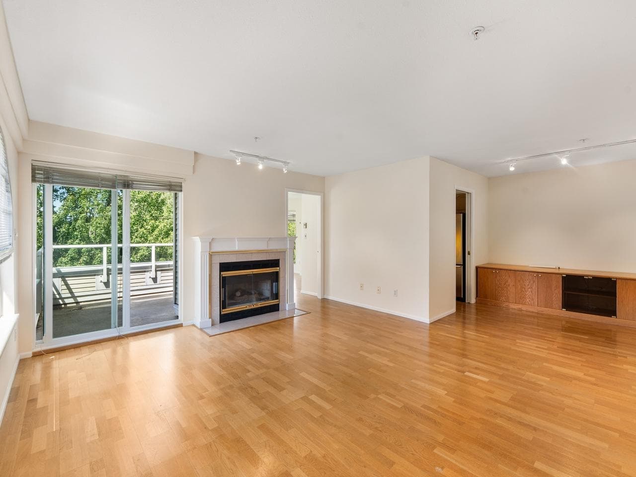 401 - 7620 Columbia Street, Vancouver, V5X 4S8 — photo 2