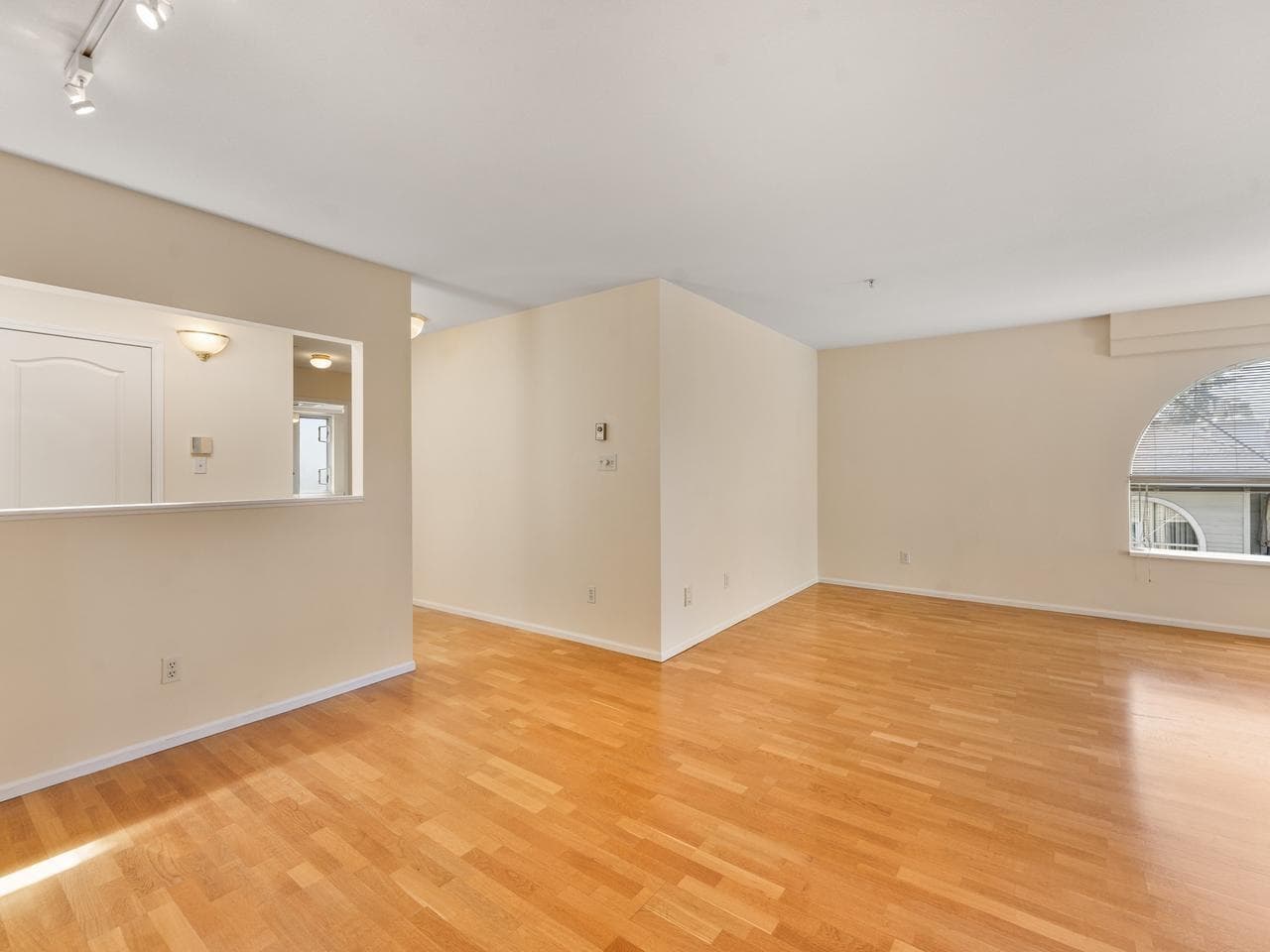 401 - 7620 Columbia Street, Vancouver, V5X 4S8 — photo 4
