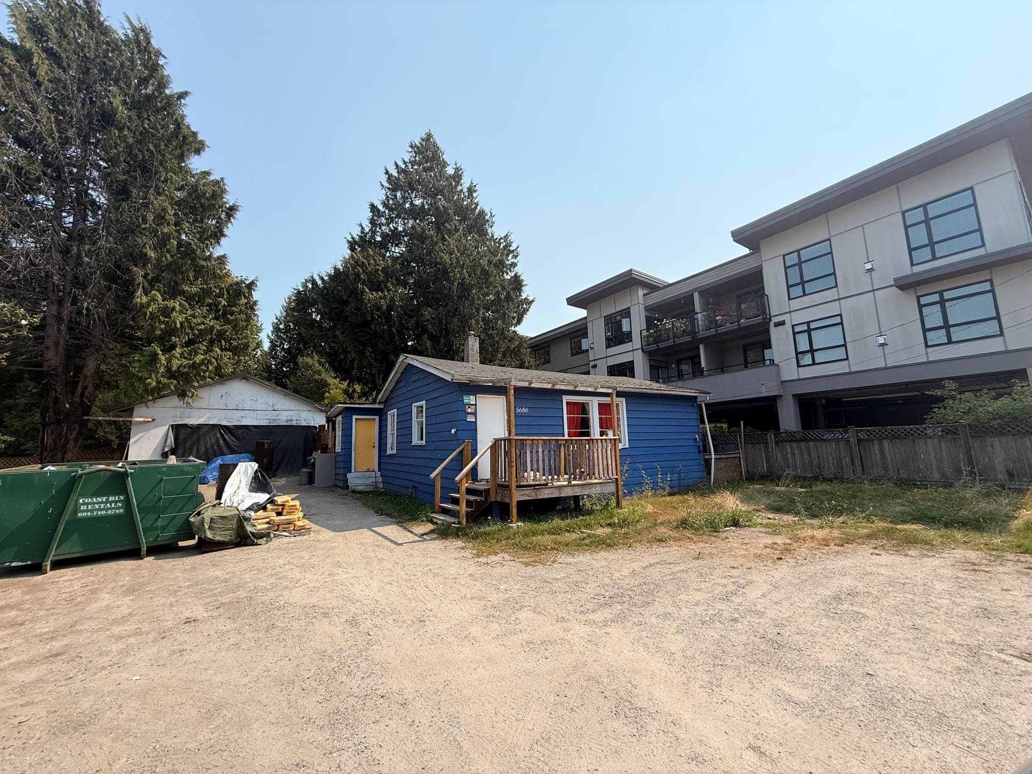 5686 Wharf Avenue, Sechelt, V0N 3A0 — photo 1