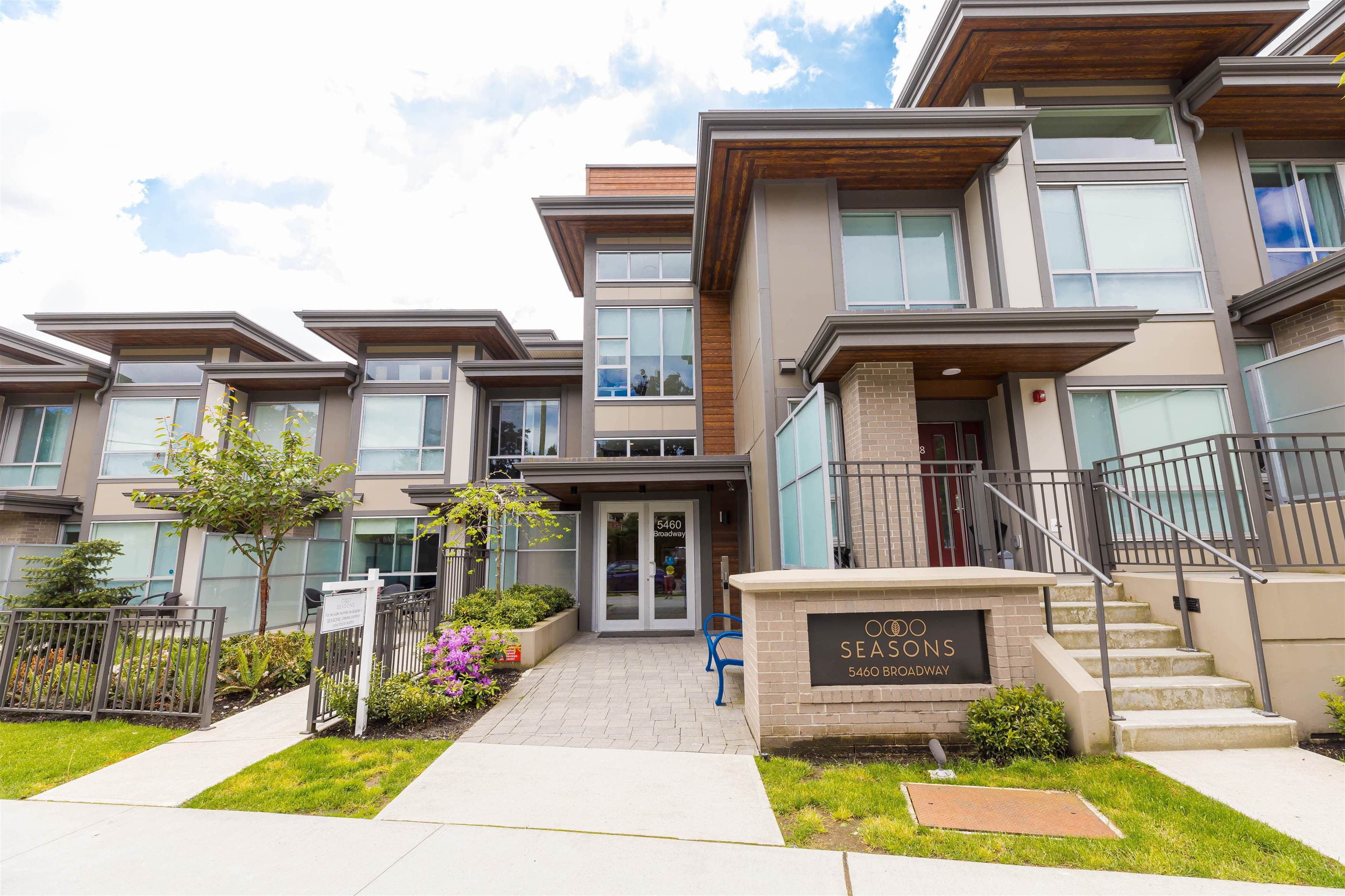 217 - 5460 Broadway, Burnaby, V5B 0B4 — photo 1