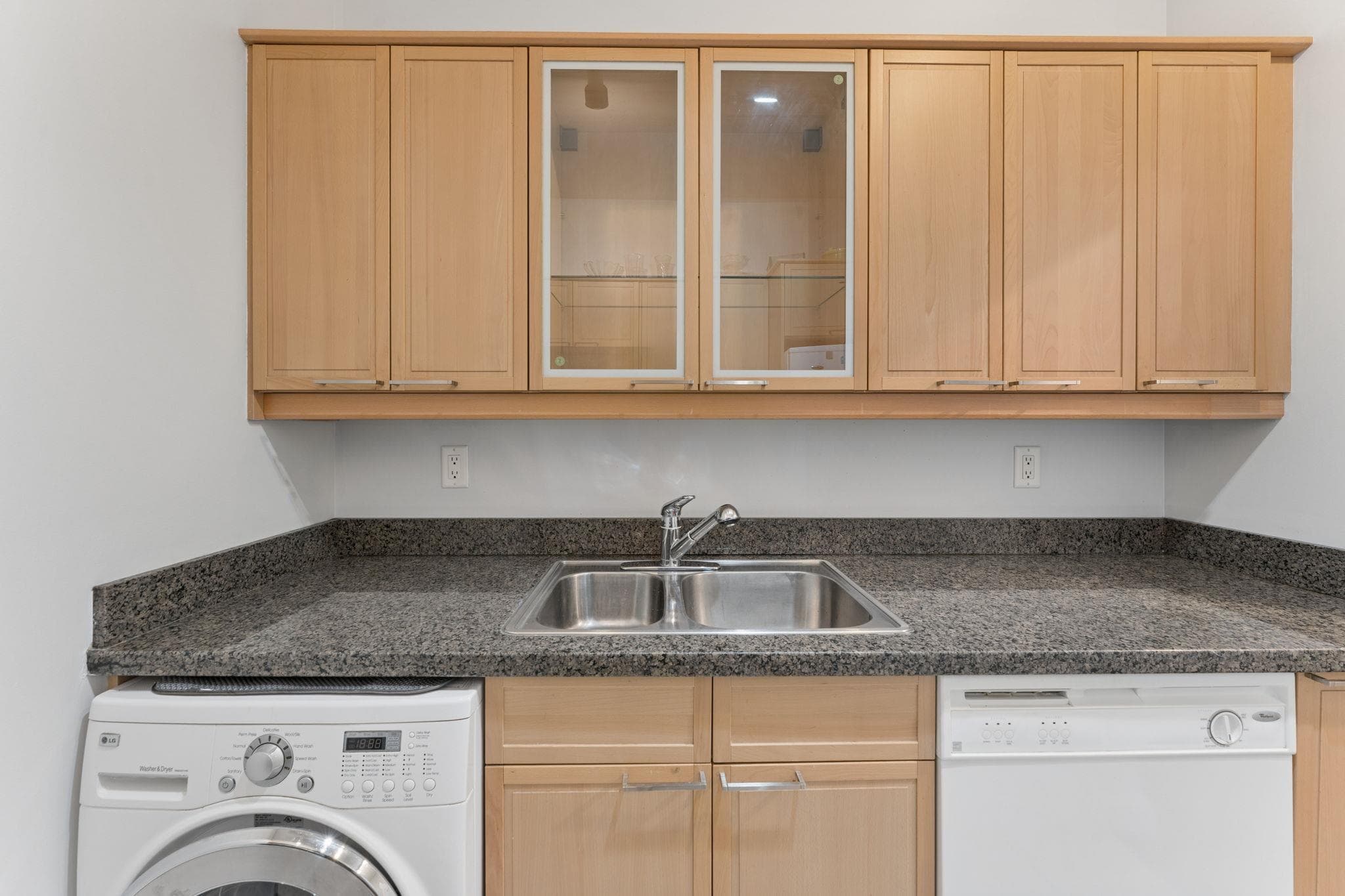 304 - 827 W 16th Street, North Vancouver, V7P 1R2 — photo 2
