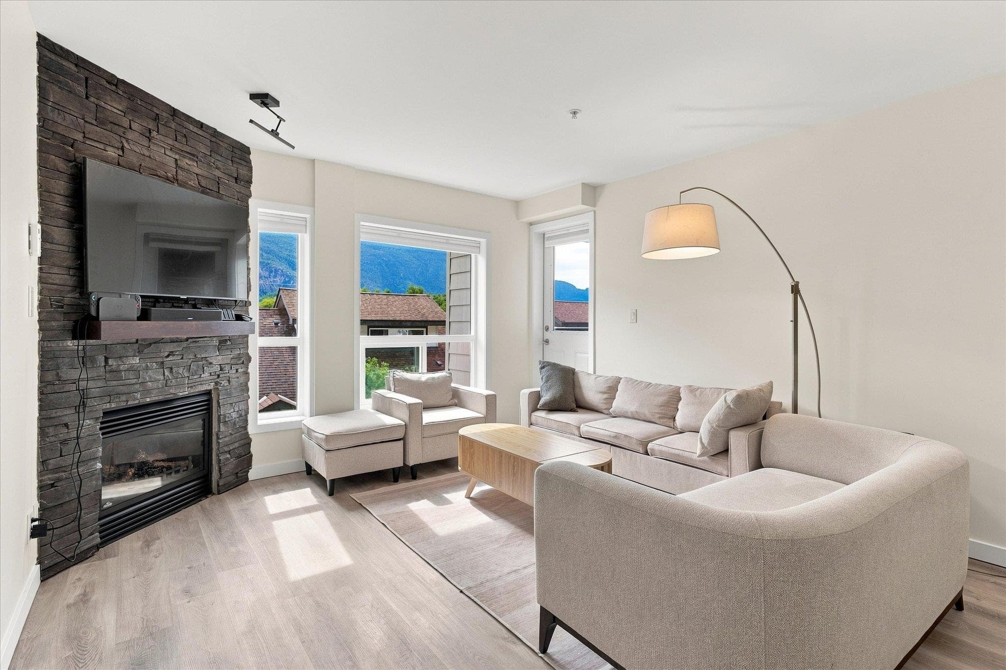 307 - 1212 Main Street, Squamish, V8B 0S1 — photo 2