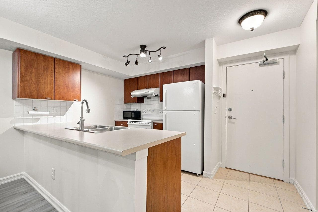 212 - 10088 148th Street, Surrey, V3R 3M9 — photo 3