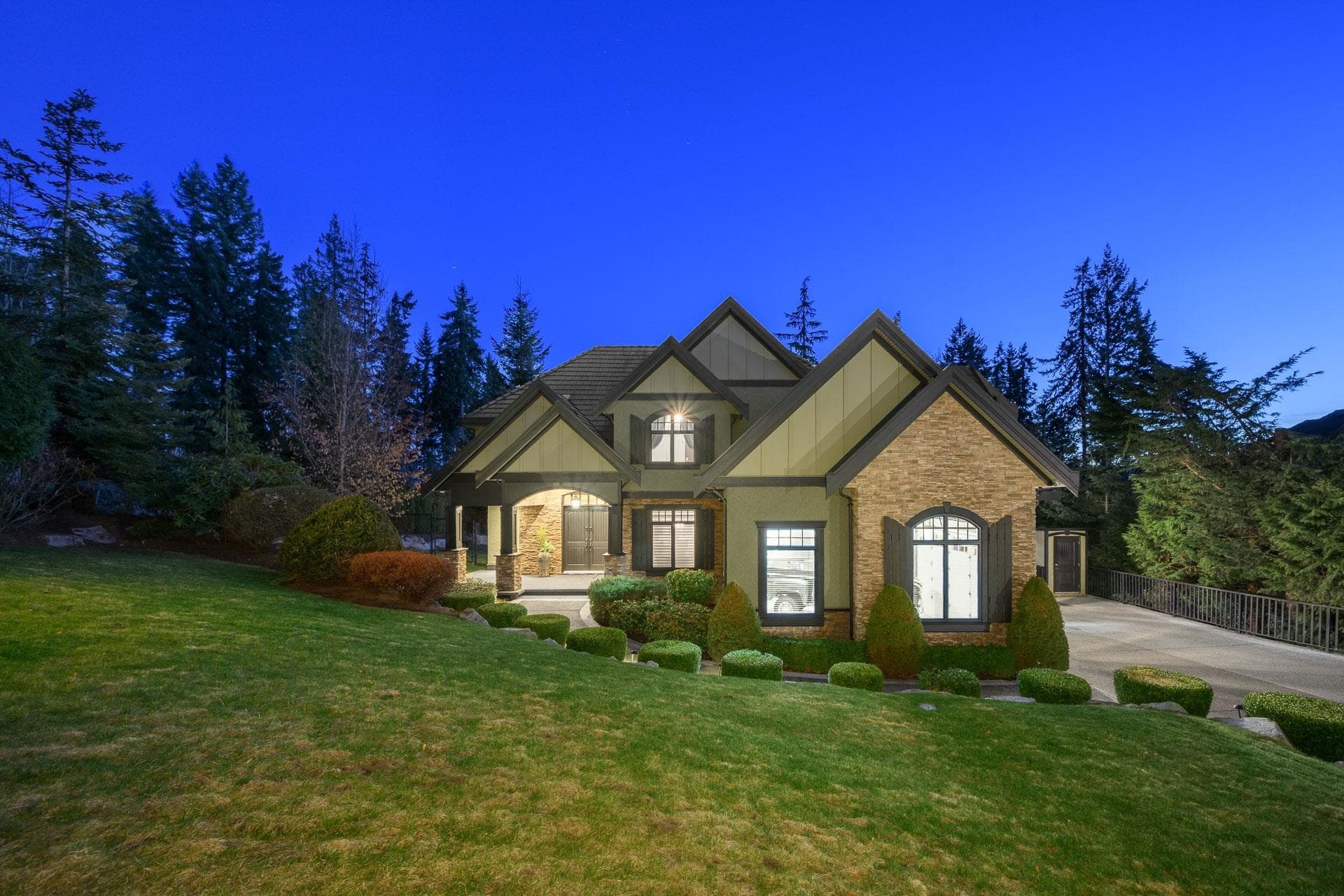 1062 Magnolia Way, Anmore, V3H 5M6 — photo 3