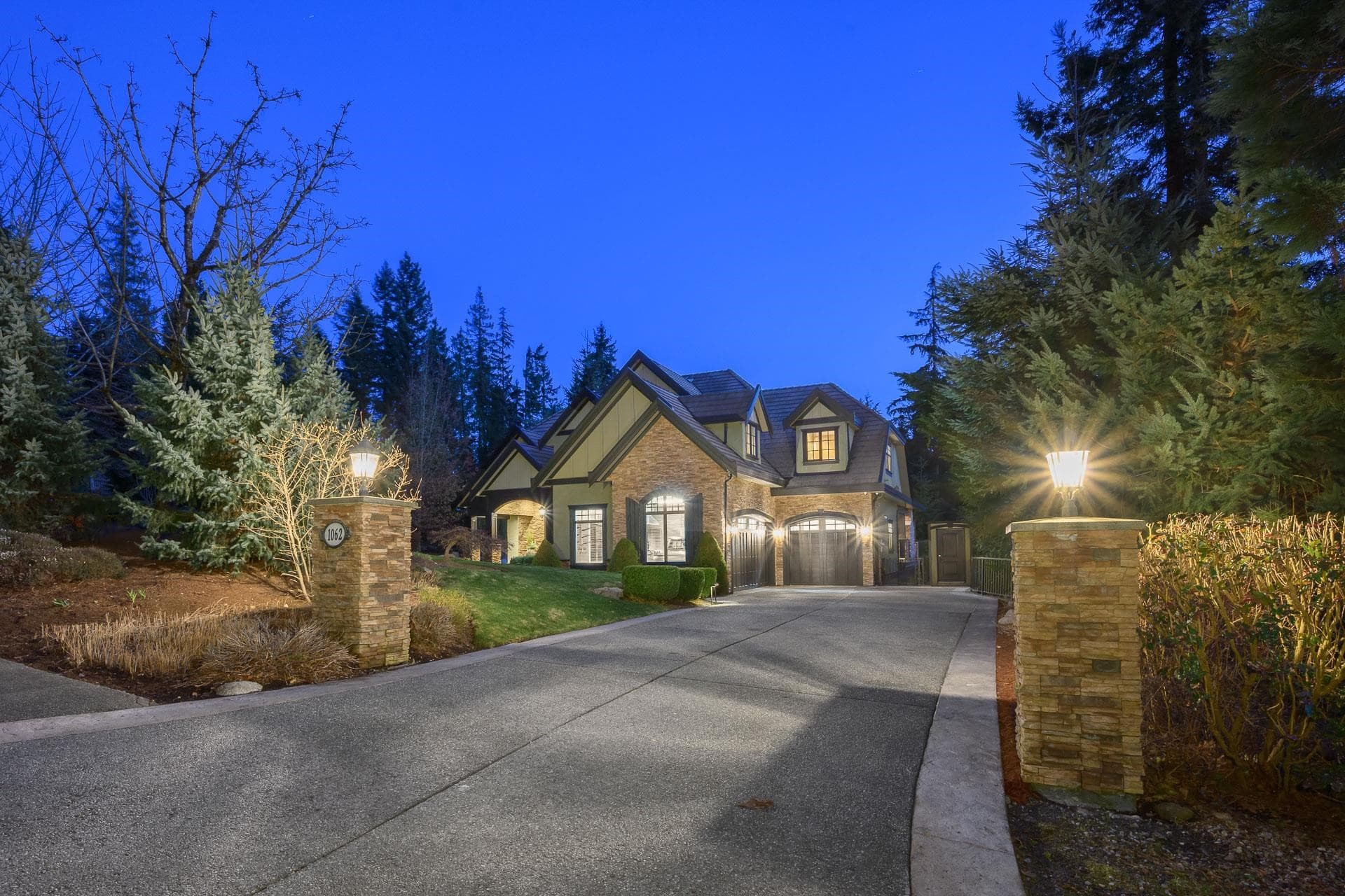 1062 Magnolia Way, Anmore, V3H 5M6 — photo 1
