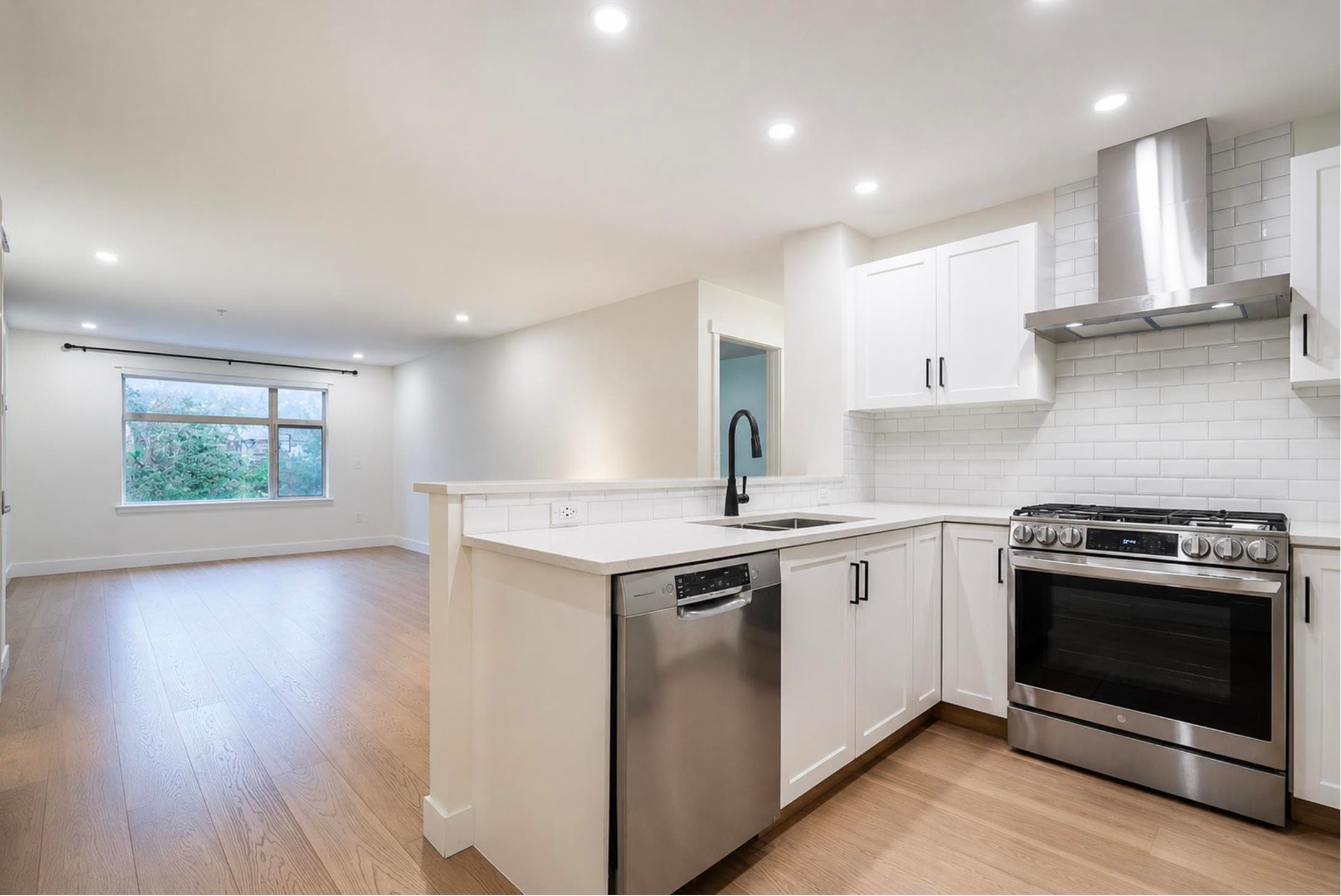 201 - 500 Klahanie Drive, Port Moody, V3H 5L1 — photo 2
