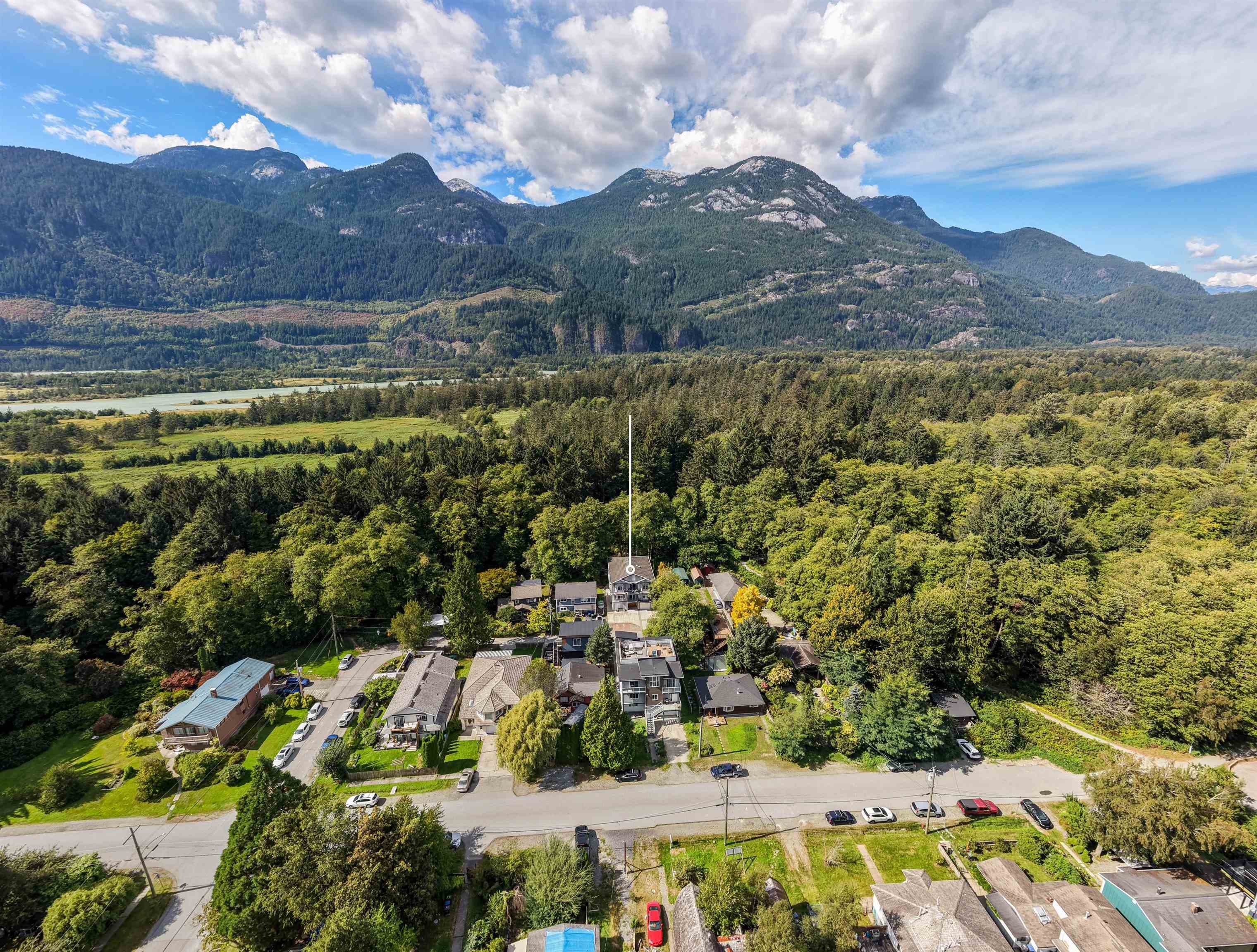38030 Seventh Avenue, Squamish, V8B 0J7 — photo 2