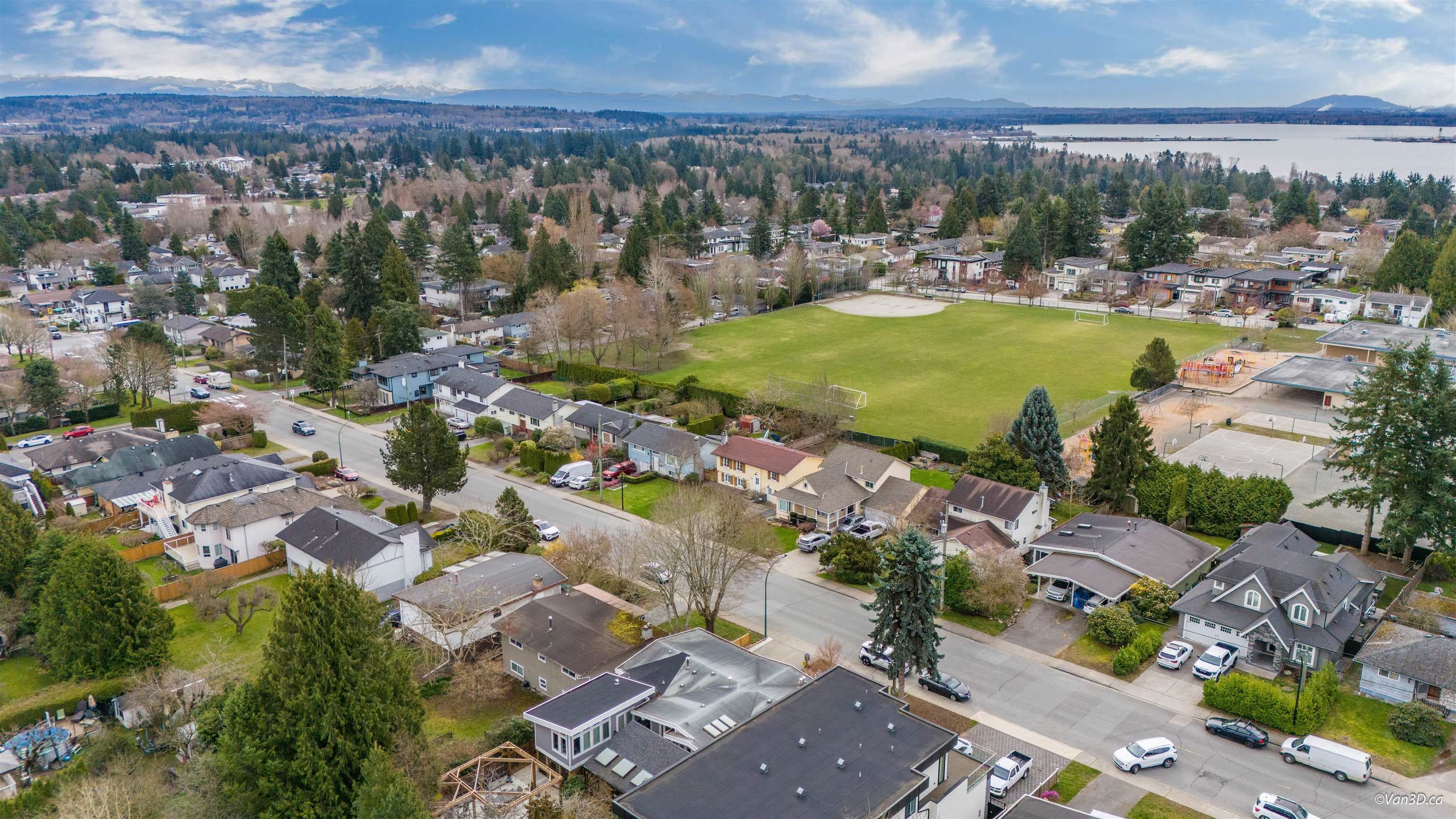 15894 Thrift Avenue, White Rock, V4B 2M8 — photo 5