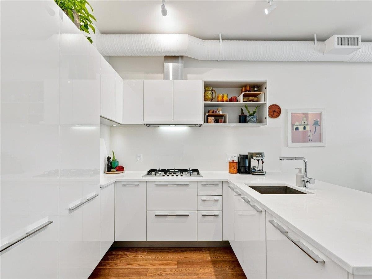 210 - 108 E 1st Avenue, Vancouver, V5T 0E4 — photo 2