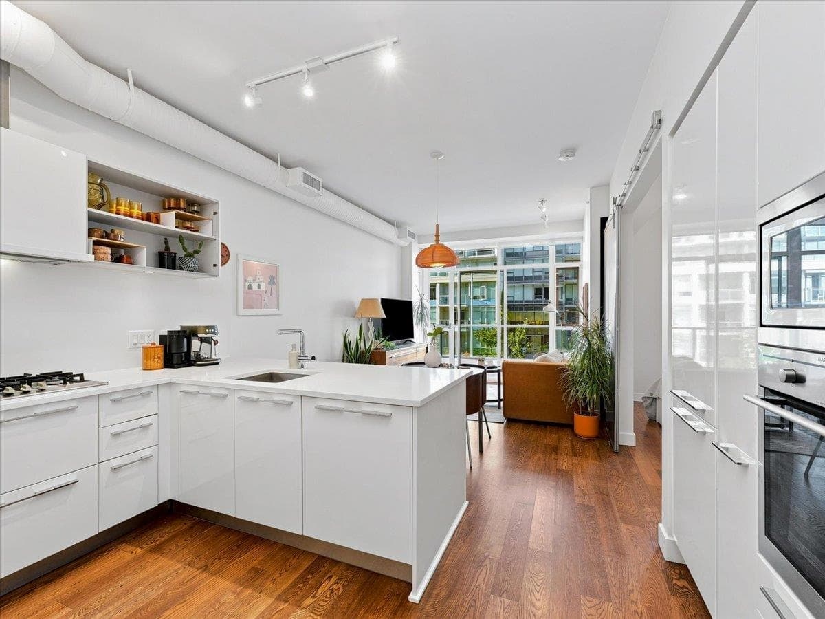 210 - 108 E 1st Avenue, Vancouver, V5T 0E4 — photo 3