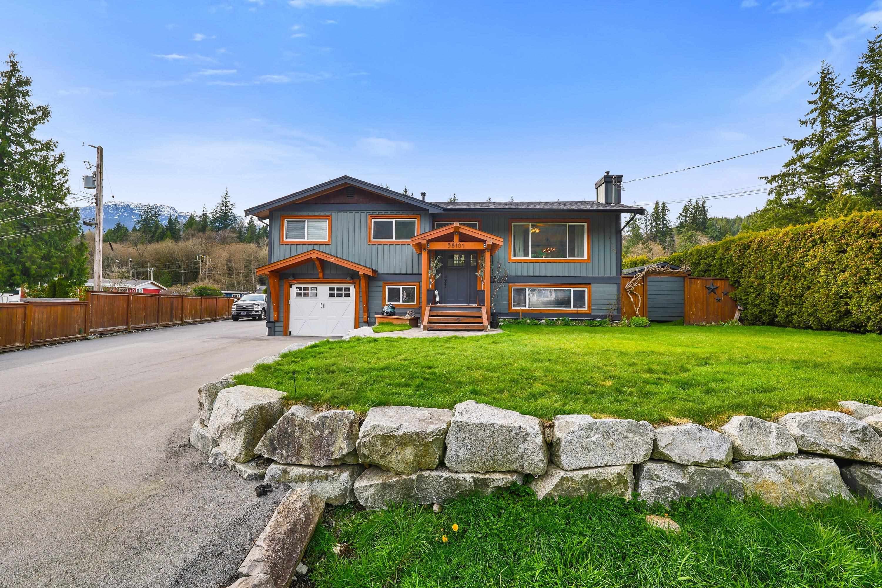 38101 Chestnut Avenue, Squamish, V8B 0X6 — photo 1