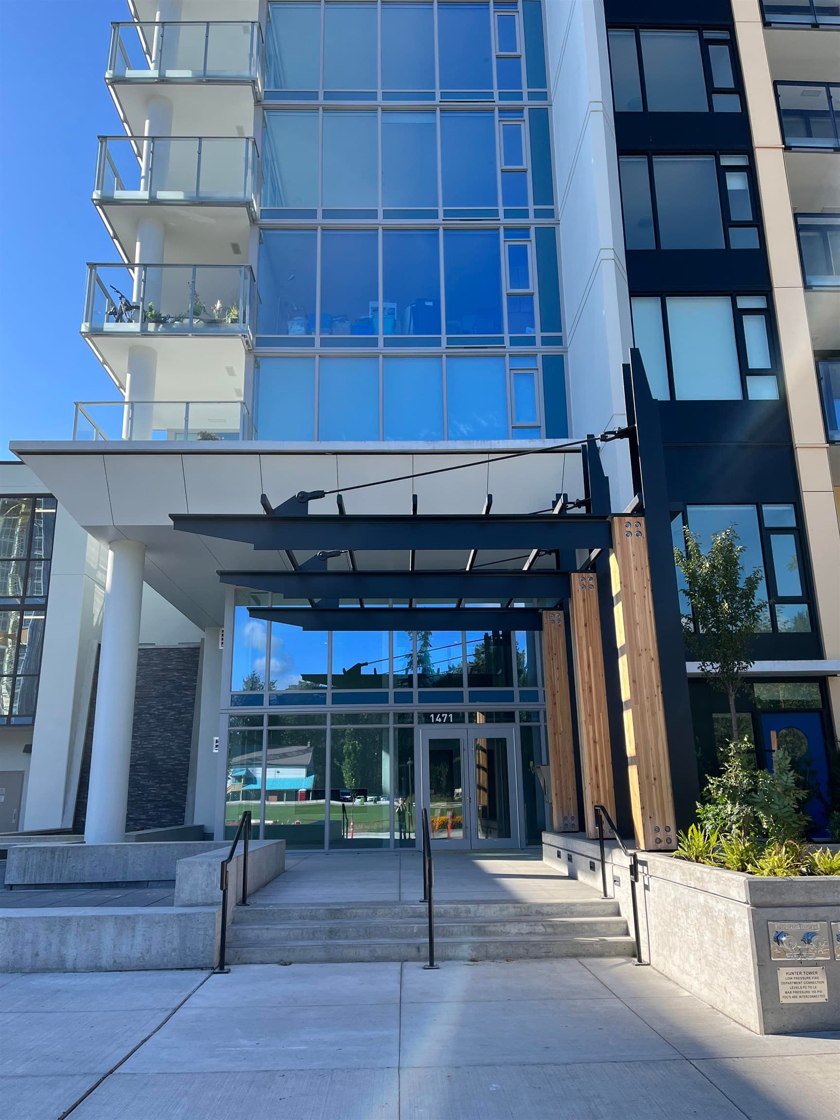502 - 1471 Hunter Street, North Vancouver, V7J 1H3 — photo 2