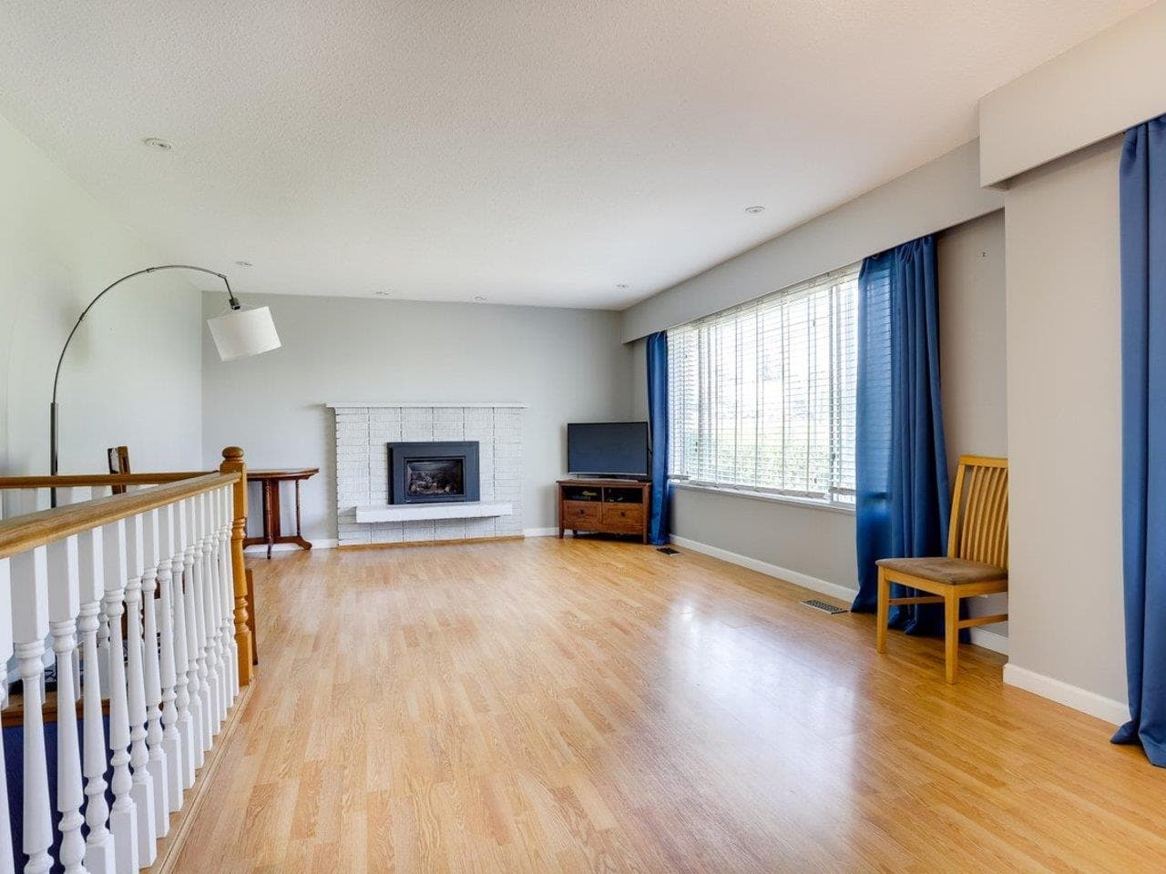 15866 North Bluff Road, White Rock, V4B 3G7 — photo 1