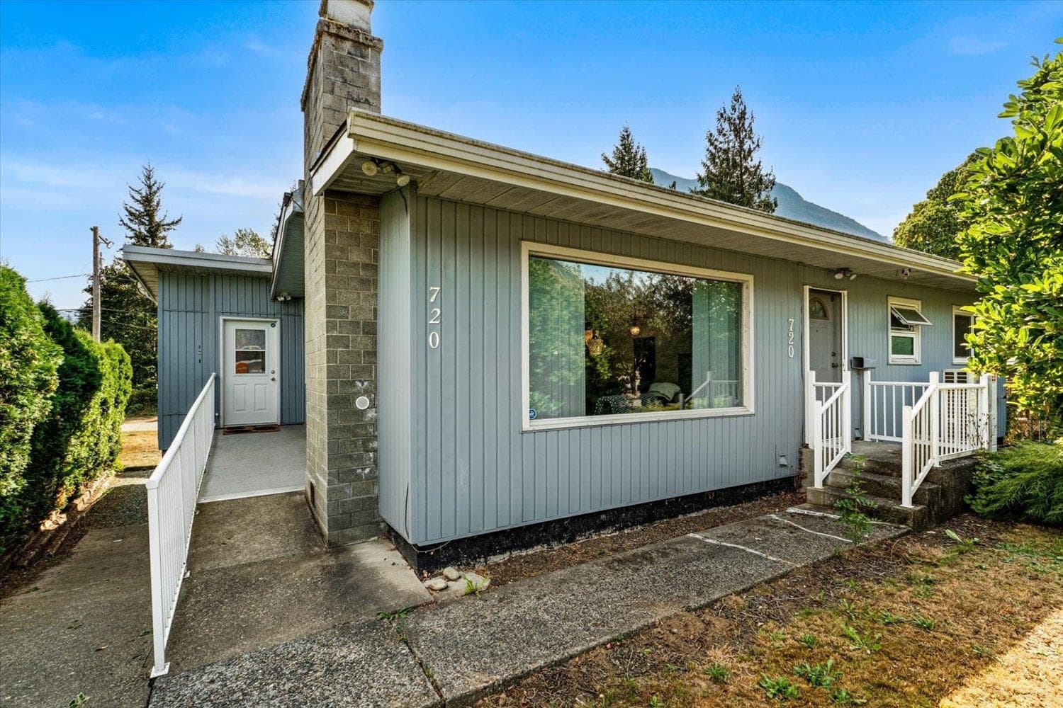 720 Coquihalla Street, Hope, V0X 1L0 — photo 1