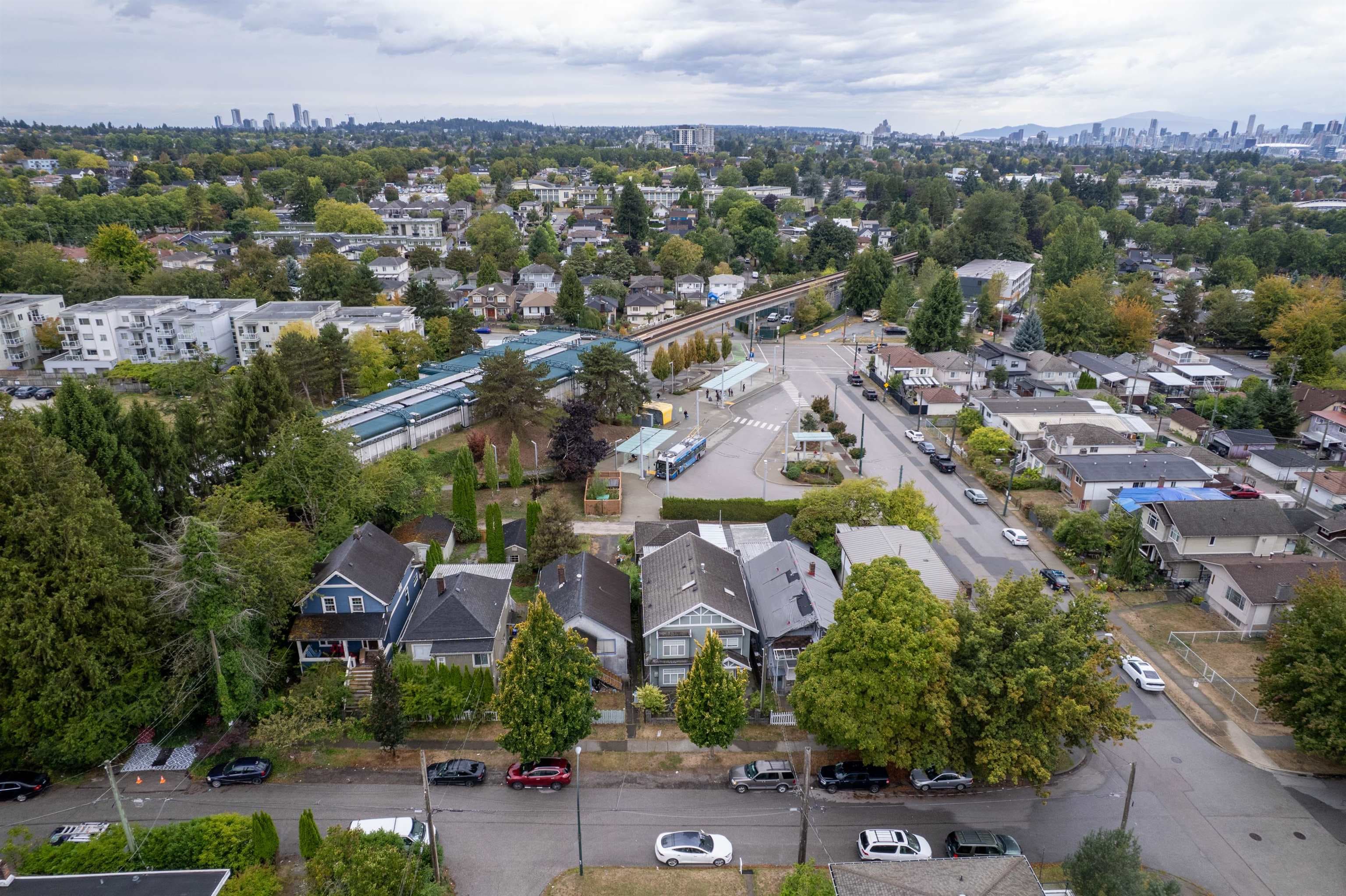 2474 E 24th Avenue, Vancouver, V5R 5X6 — photo 1