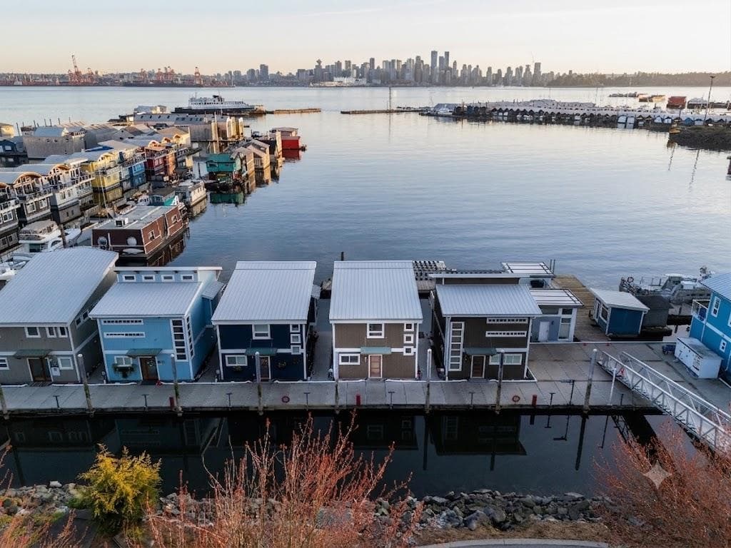 FRSL17 - 415 W Esplanade Avenue, North Vancouver, V7M 1A6 — photo 1