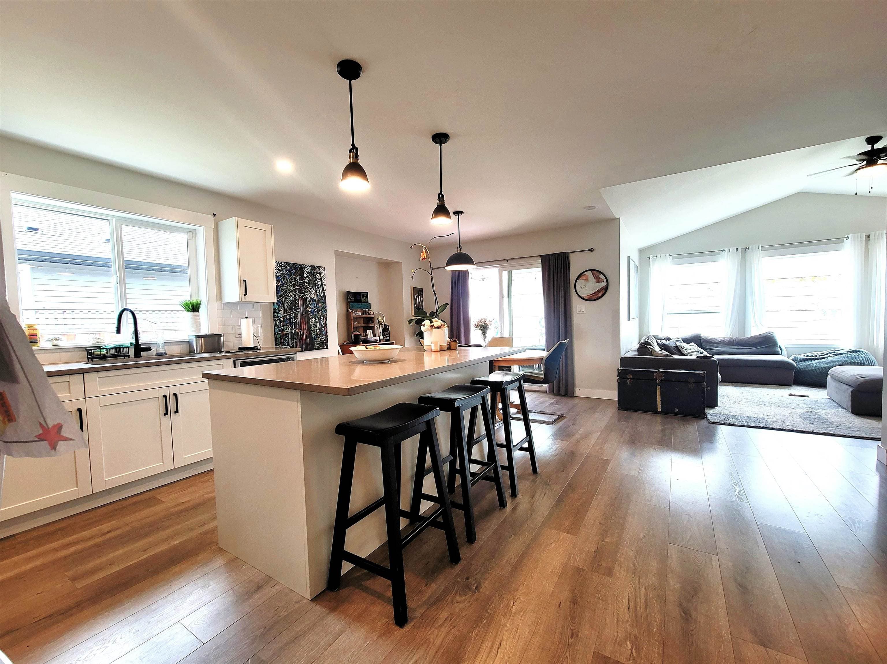 1040 Celia Crescent, Gibsons, V0N 1V7 — photo 1