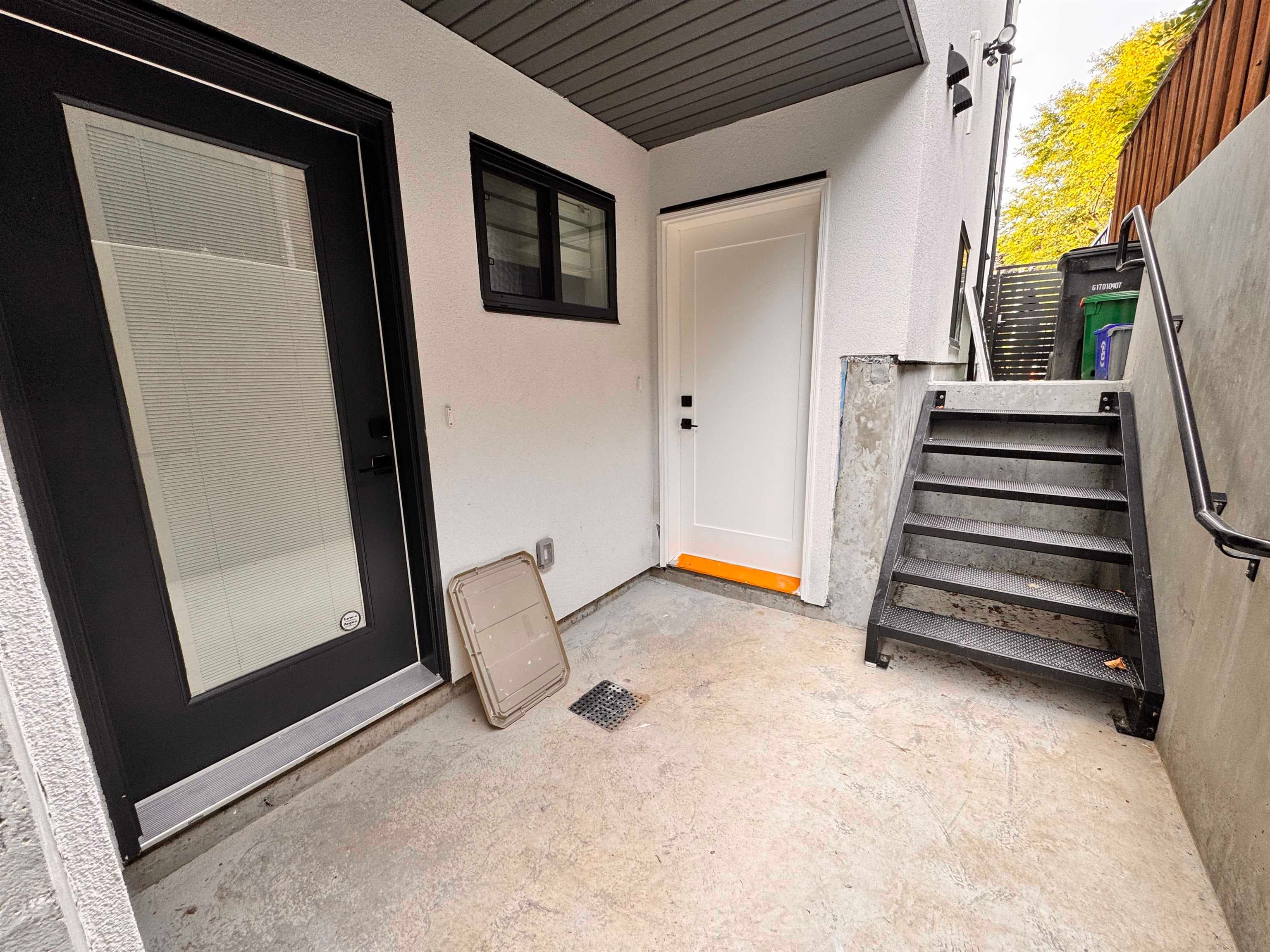B2 - 8633 12 Avenue, Burnaby, V3N 2M1 — photo 2