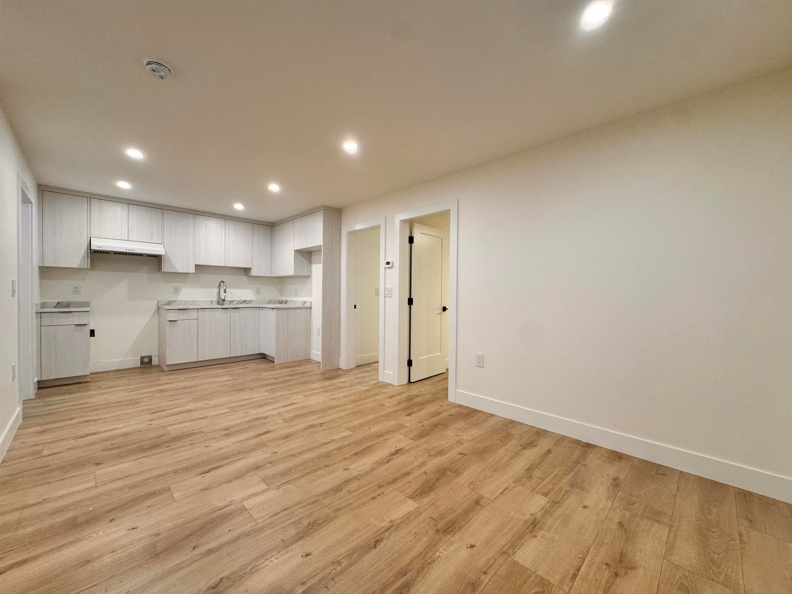 B2 - 8633 12 Avenue, Burnaby, V3N 2M1 — photo 5