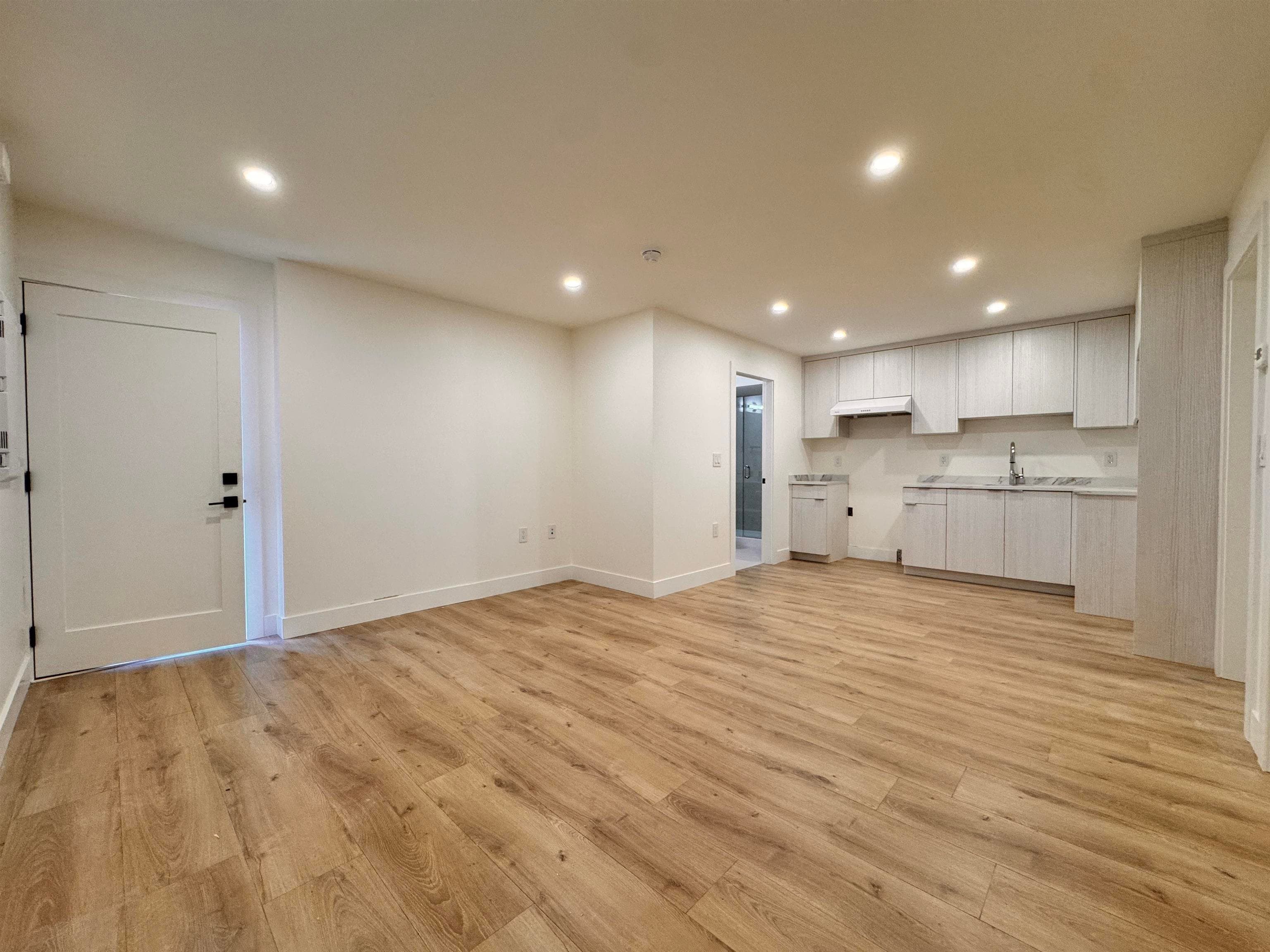 B2 - 8633 12 Avenue, Burnaby, V3N 2M1 — photo 4